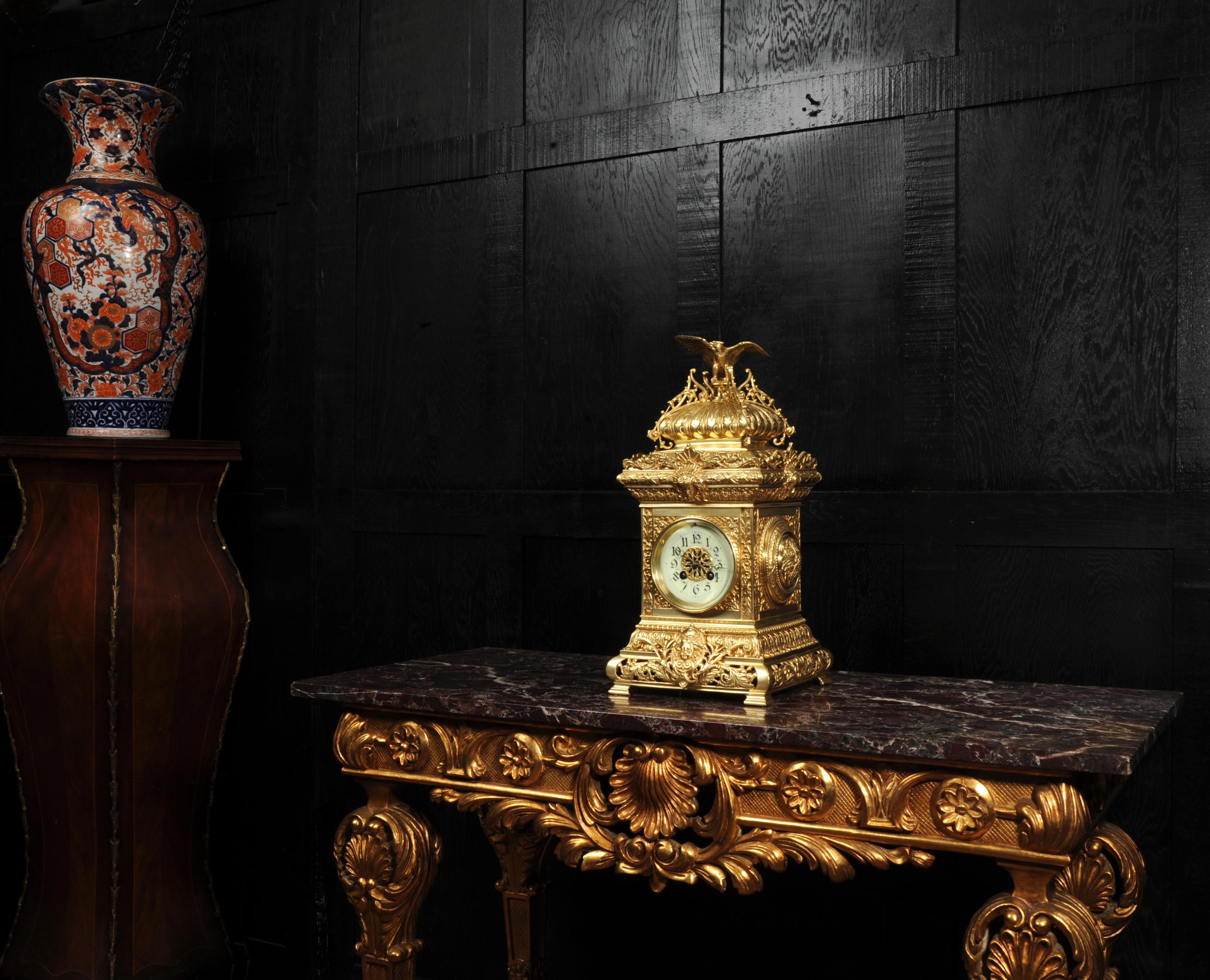 Reloj de sobremesa antiguo francés de bronce dorado - Águila Dorado en venta