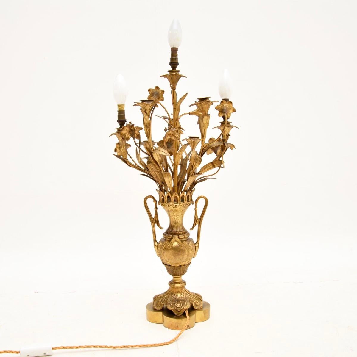 Une superbe lampe de table ancienne en bronze doré. Fabriqué en France, il date des années 1900-1910.

Il est d'une très grande qualité, il est très lourd et bien fait. La base en forme d'urne est ornée de magnifiques détails. La partie supérieure