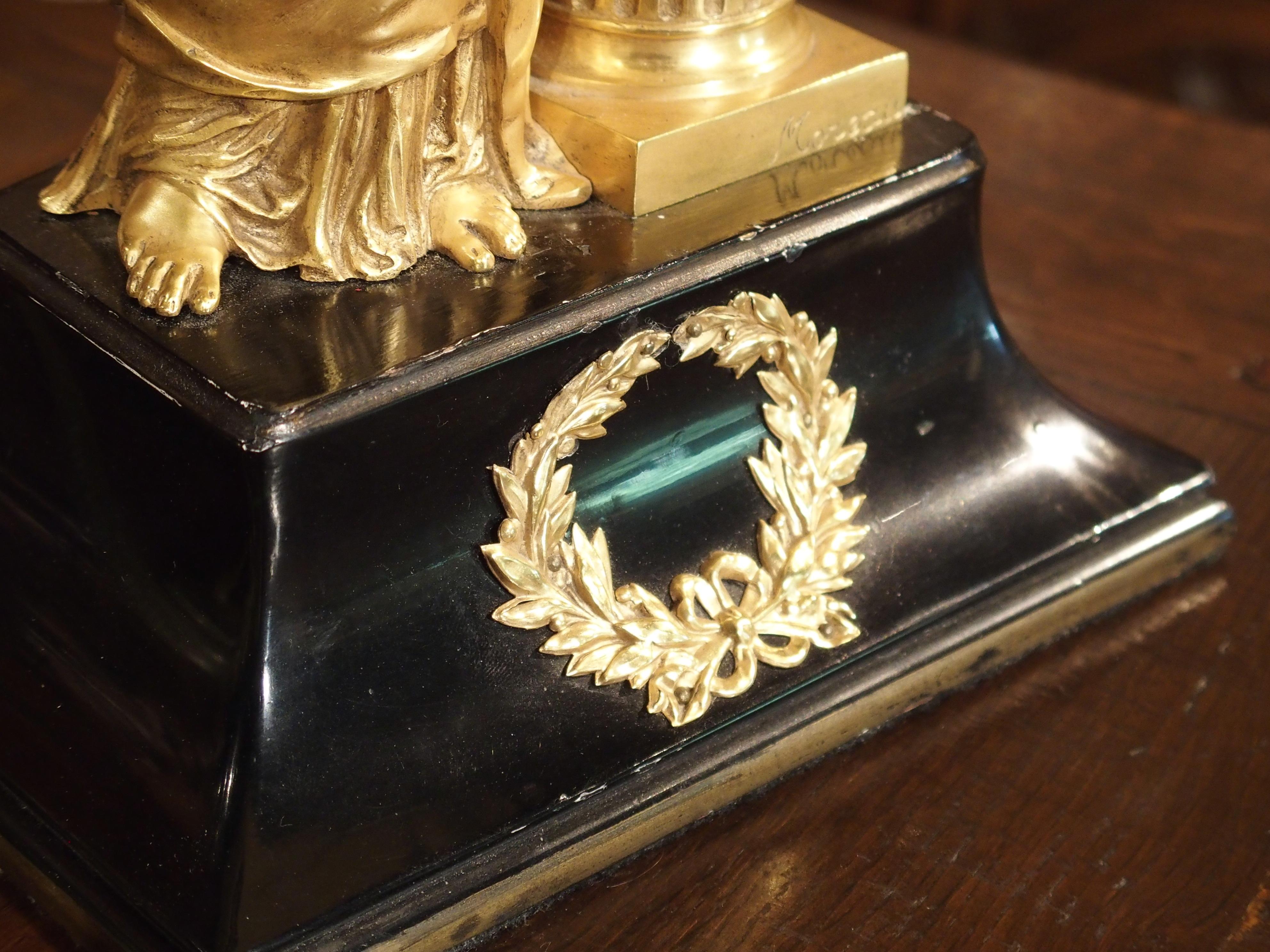 Cette élégante lampe de table française en bronze doré signée Moreau représente Erato, la déesse grecque de la musique, de la danse et du chant. Elle est représentée tenant une lyre tandis que son bras gauche est appuyé sur un livre ouvert qui