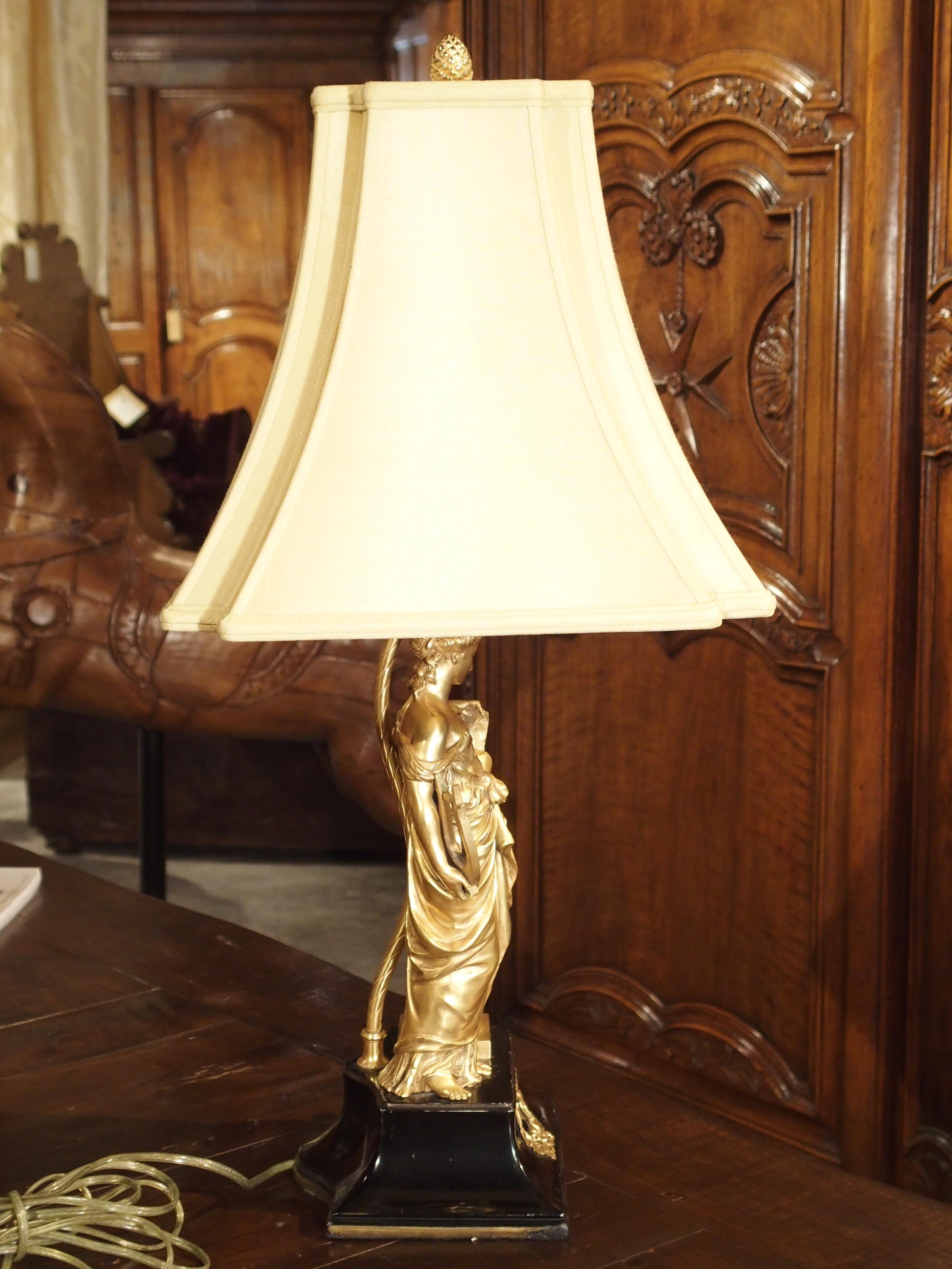Français Lampe de bureau française ancienne en bronze doré, signée Moreau, fin du XIXe siècle en vente