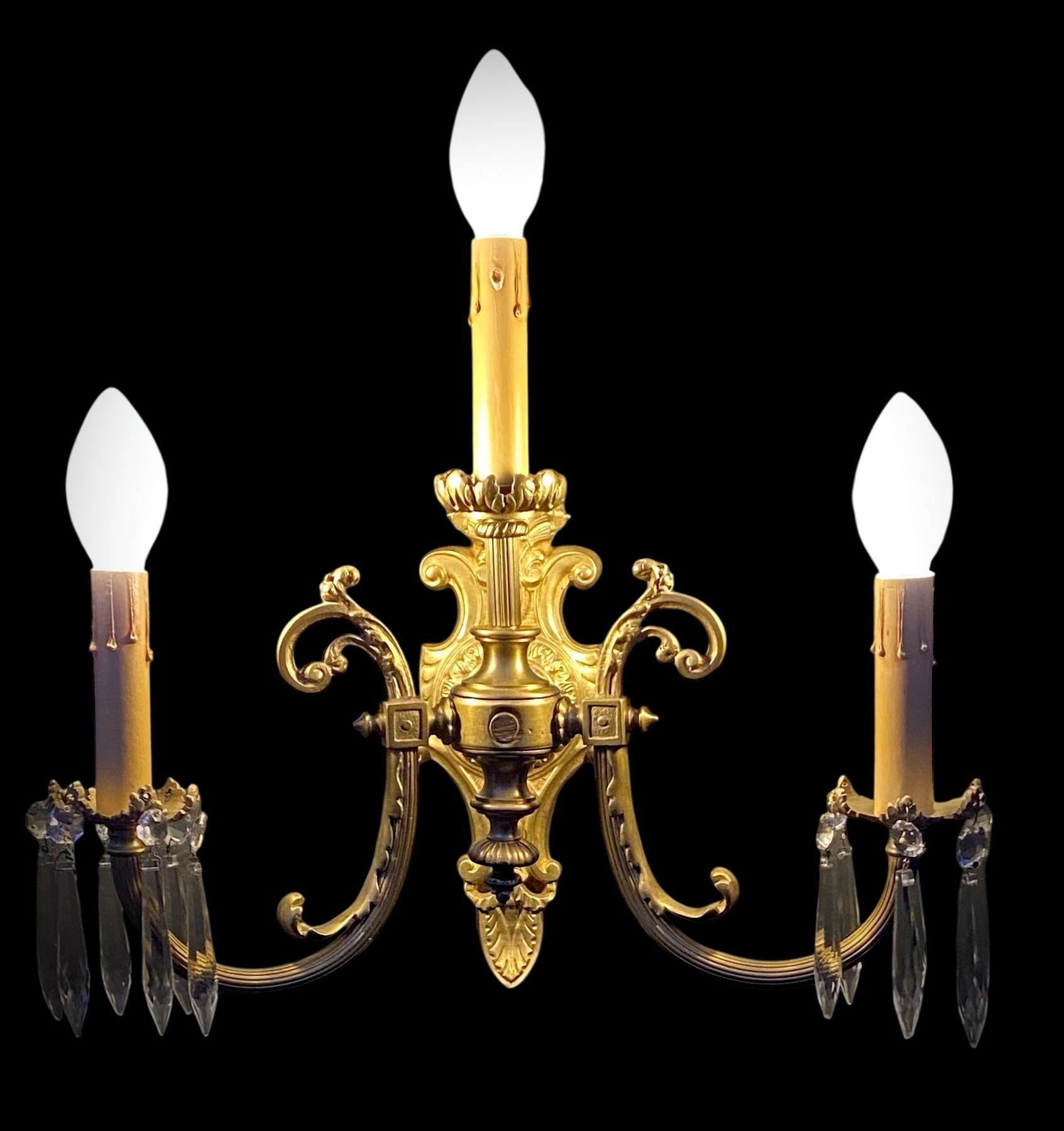 Antique French Bronce Dorado Lámpara de Tres Luces Pantalla de Seda Negra Prismas de Cristal Belle Époque en venta