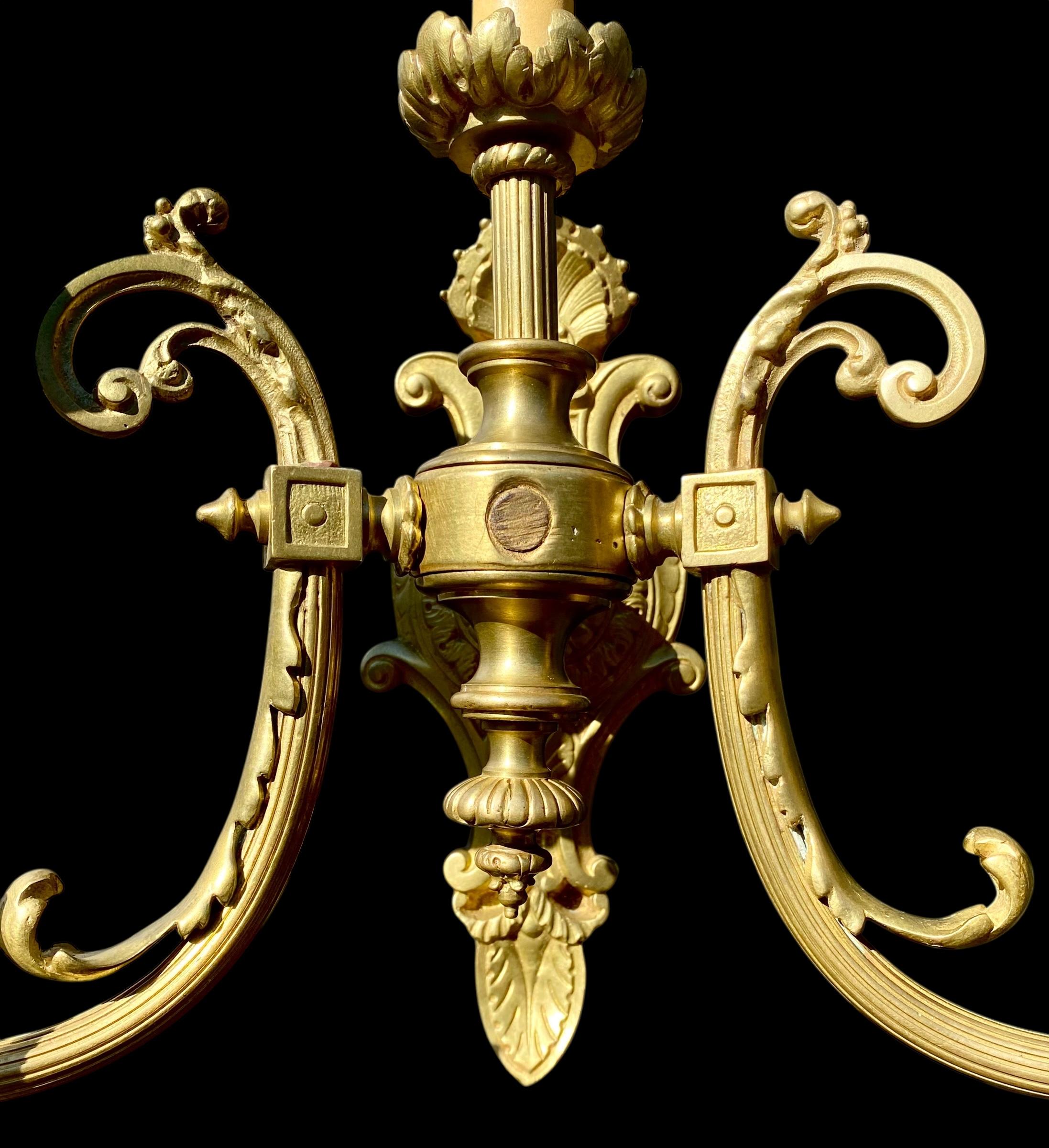 Antique French Bronce Dorado Lámpara de Tres Luces Pantalla de Seda Negra Prismas de Cristal Francés en venta