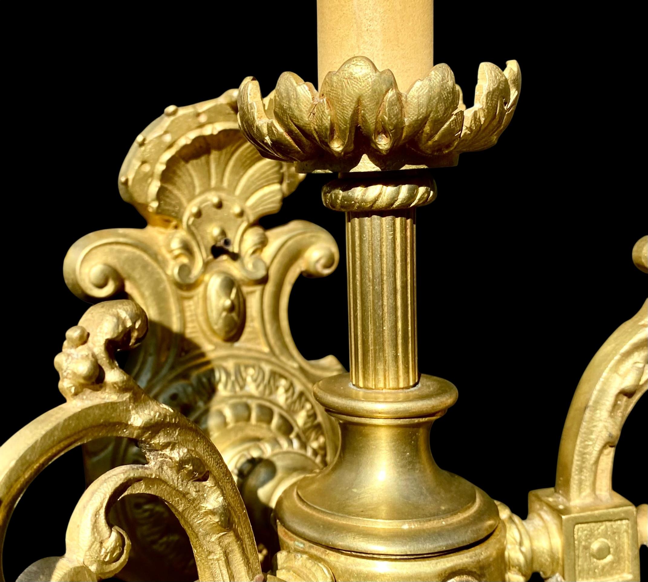 Antique French Bronce Dorado Lámpara de Tres Luces Pantalla de Seda Negra Prismas de Cristal Fines del siglo XIX en venta