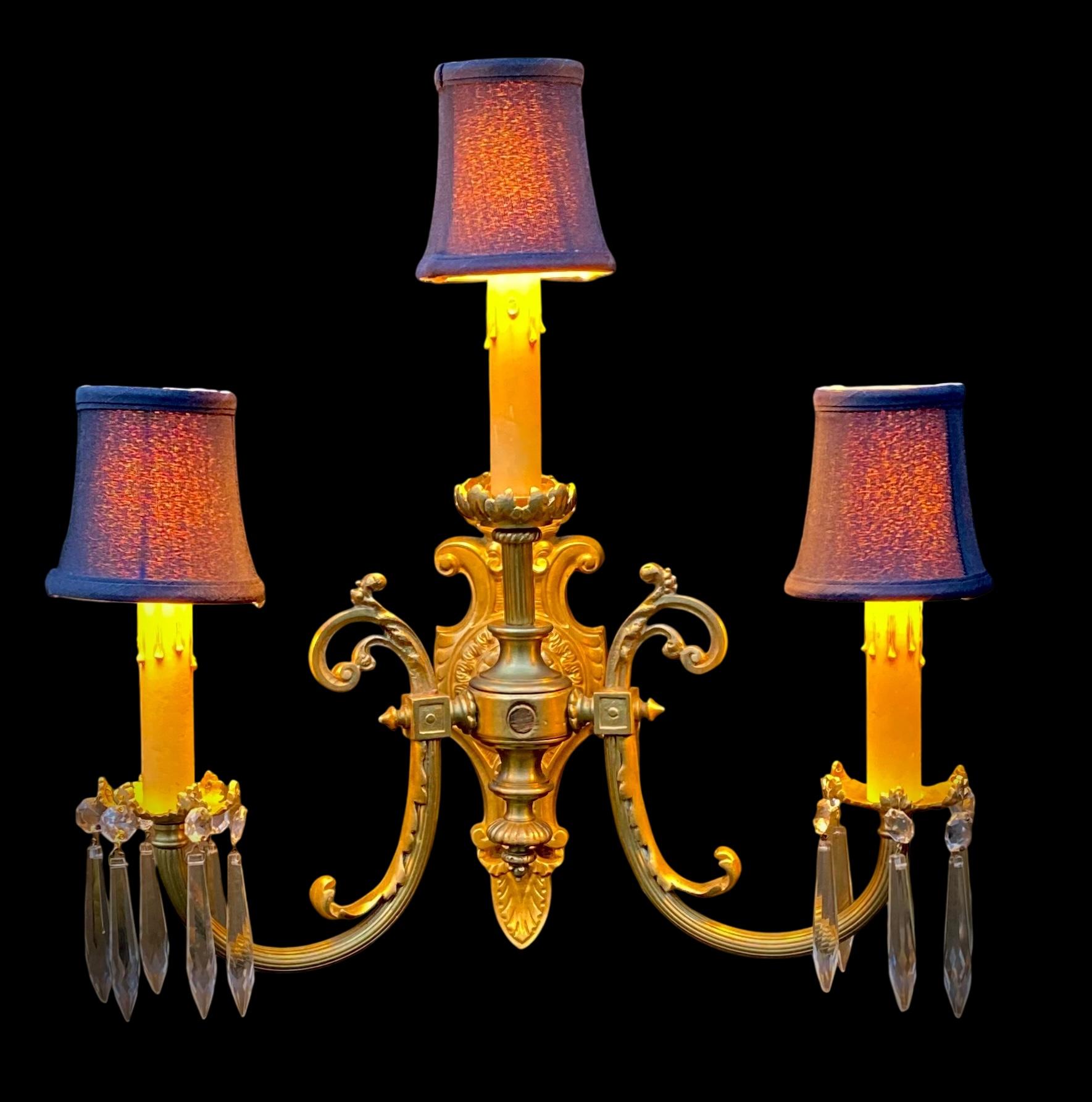 Antique French Bronce Dorado Lámpara de Tres Luces Pantalla de Seda Negra Prismas de Cristal en venta 2