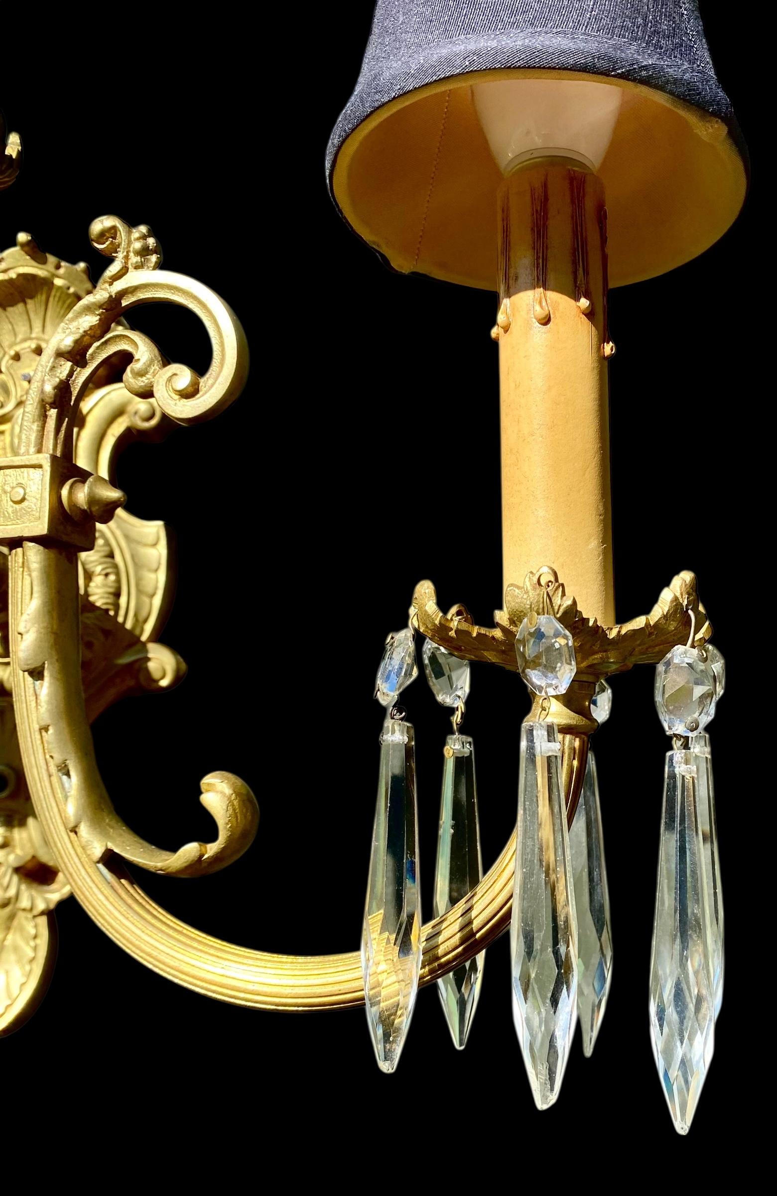 Antique French Bronce Dorado Lámpara de Tres Luces Pantalla de Seda Negra Prismas de Cristal en venta 3