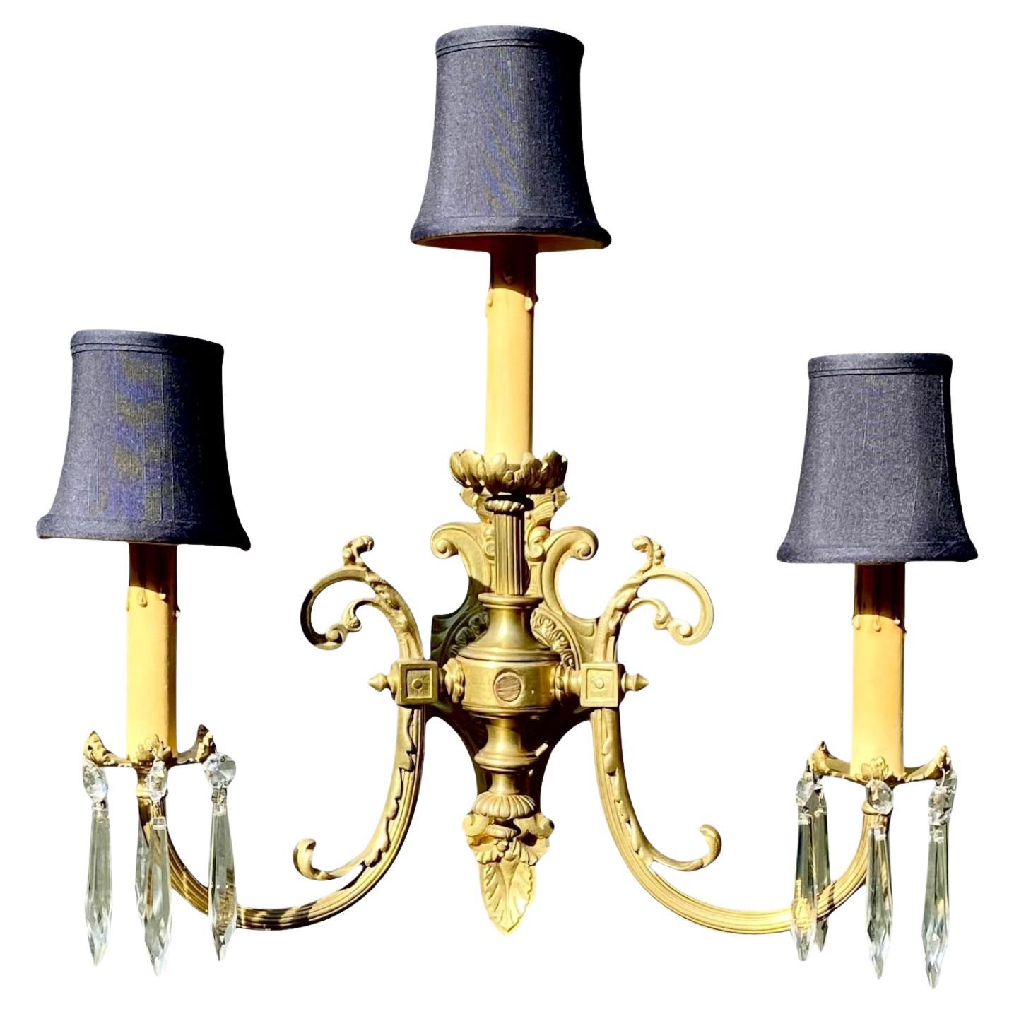 Antique French Bronce Dorado Lámpara de Tres Luces Pantalla de Seda Negra Prismas de Cristal en venta