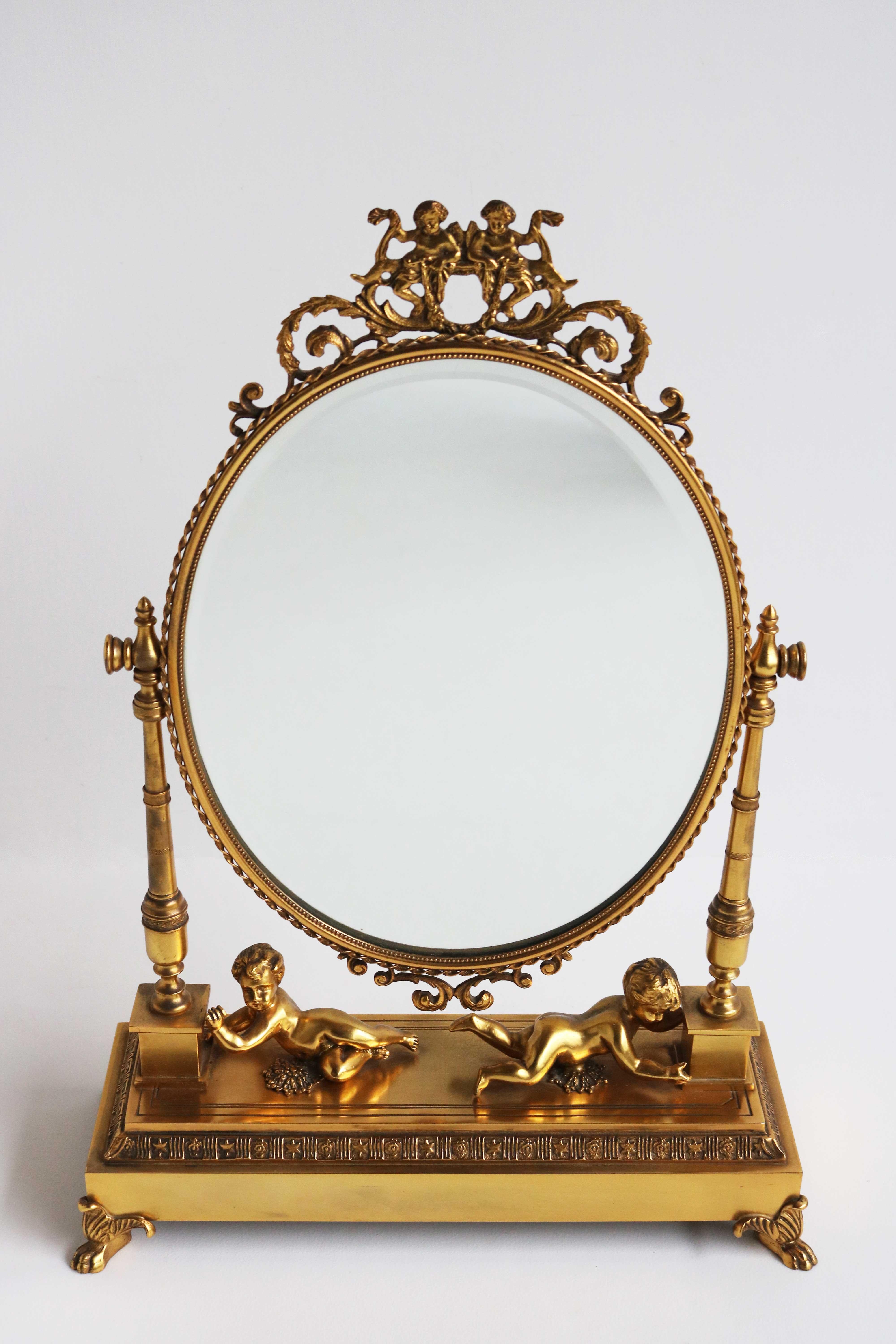 Schöner antiker französischer vergoldeter Bronzespiegel / Kosmetikspiegel / Tischspiegel / Tischplattenspiegel, mit schwenkbarem facettiertem ovalem Spiegel und Putten, um 1880-1900

Ein luxuriöser Schminktischspiegel aus vergoldeter Bronze des