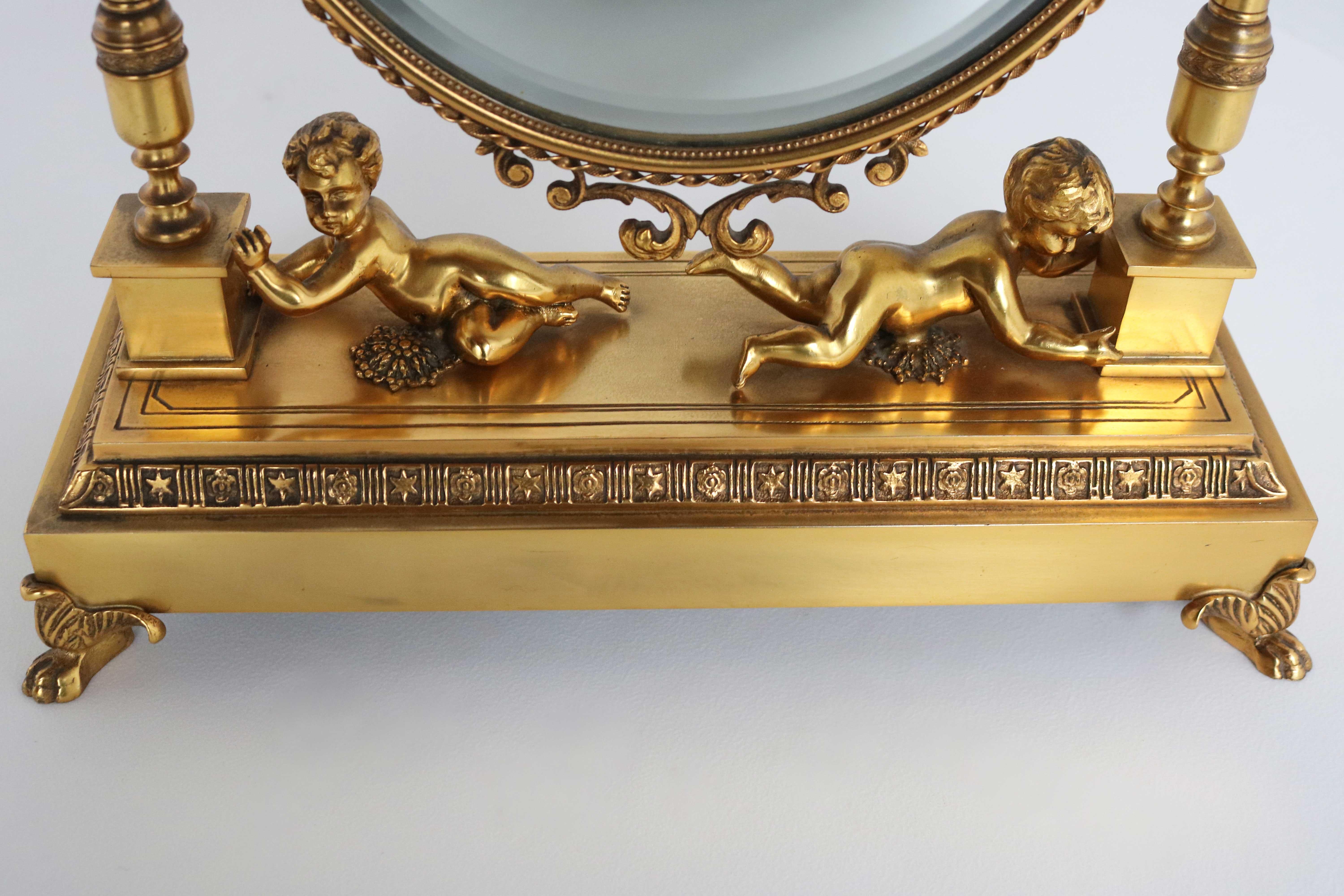 Victorien Antique Vanity Table Mirror en bronze doré Miroir ovale et chérubins, circa 1900 en vente