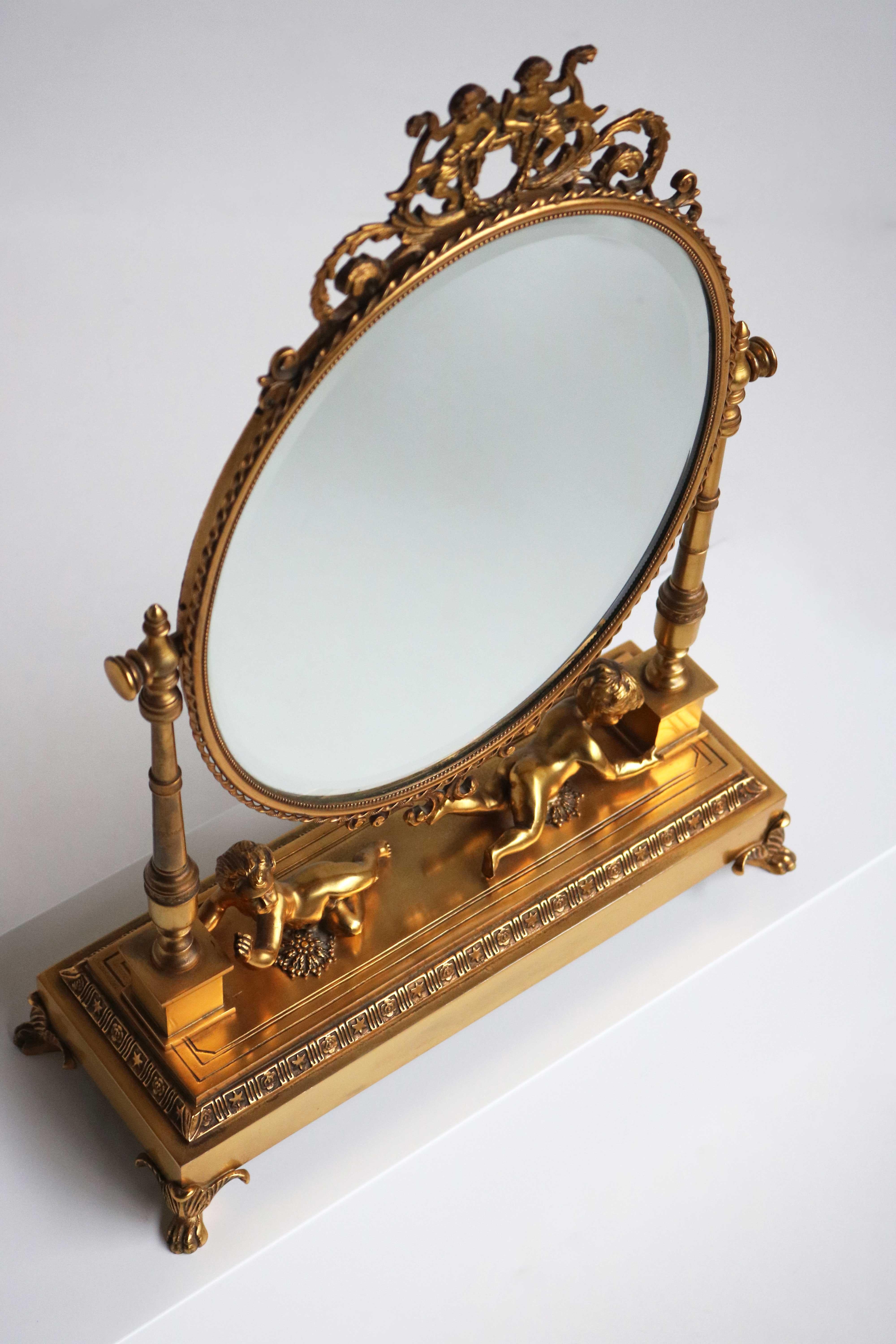 Français Antique Vanity Table Mirror en bronze doré Miroir ovale et chérubins, circa 1900 en vente