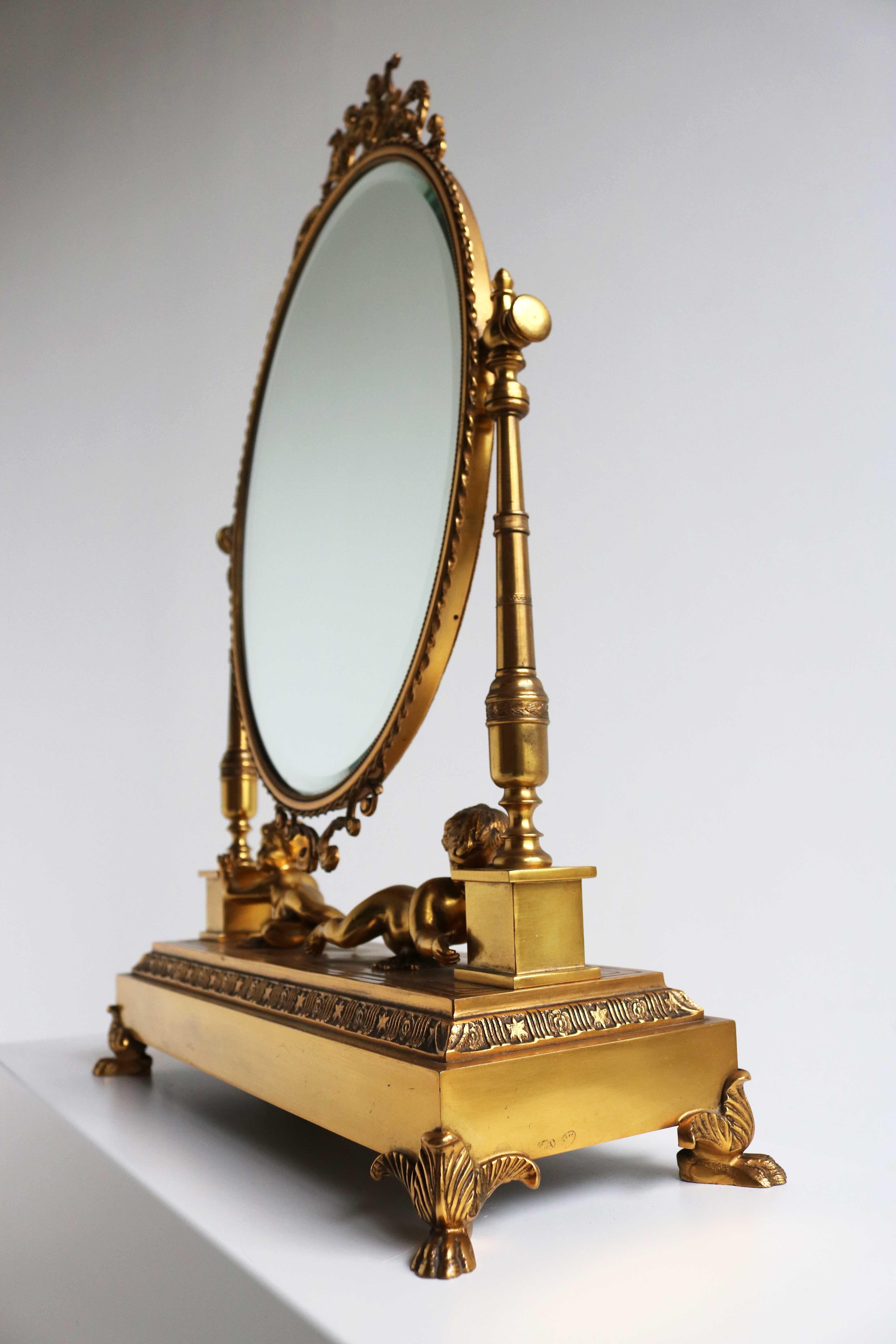 Antike vergoldete Bronze Eitelkeit Tisch Spiegel Oval Spiegel und Putten, um 1900 (Vergoldet) im Angebot