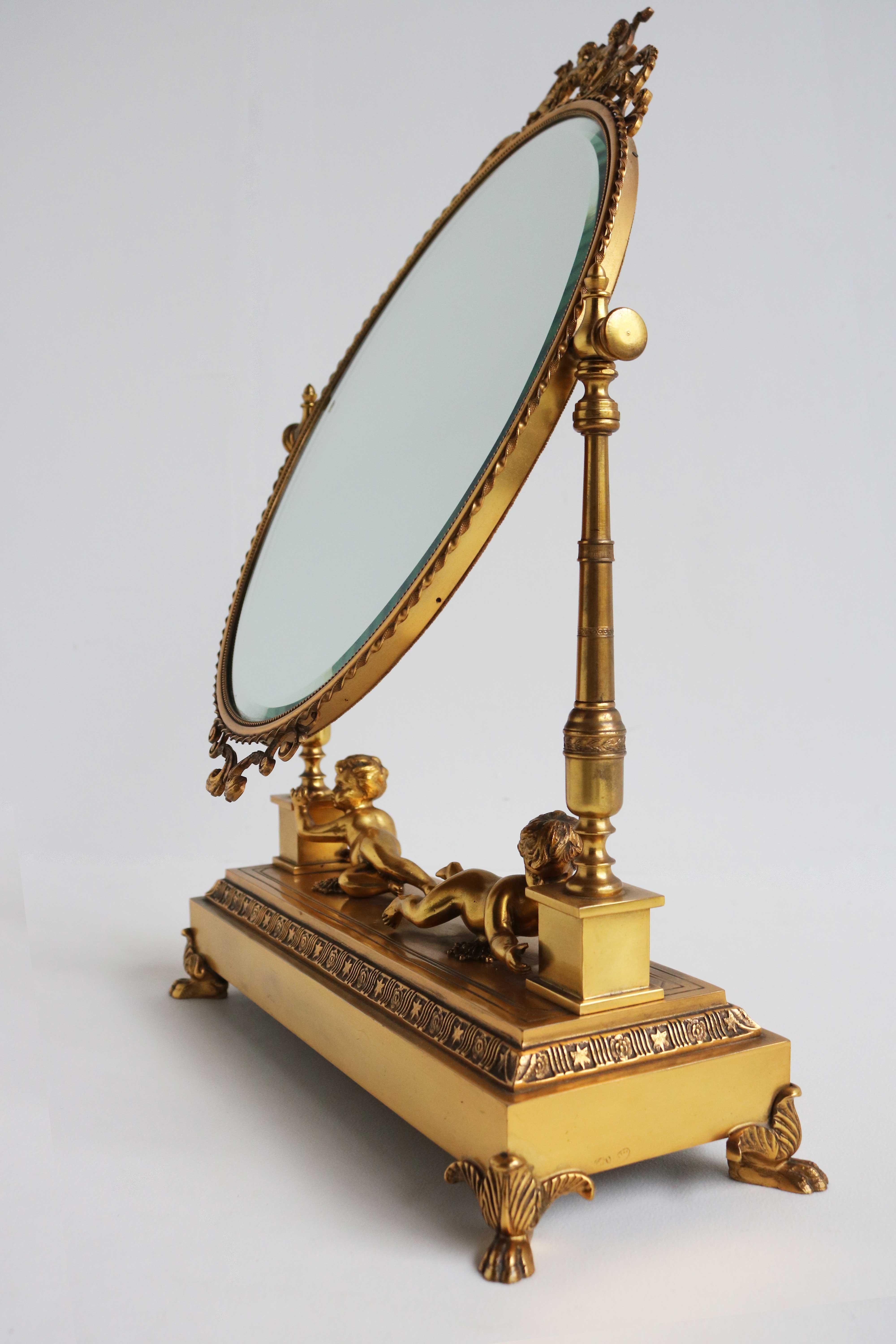 Antike vergoldete Bronze Eitelkeit Tisch Spiegel Oval Spiegel und Putten, um 1900 im Zustand „Gut“ im Angebot in Ijzendijke, NL