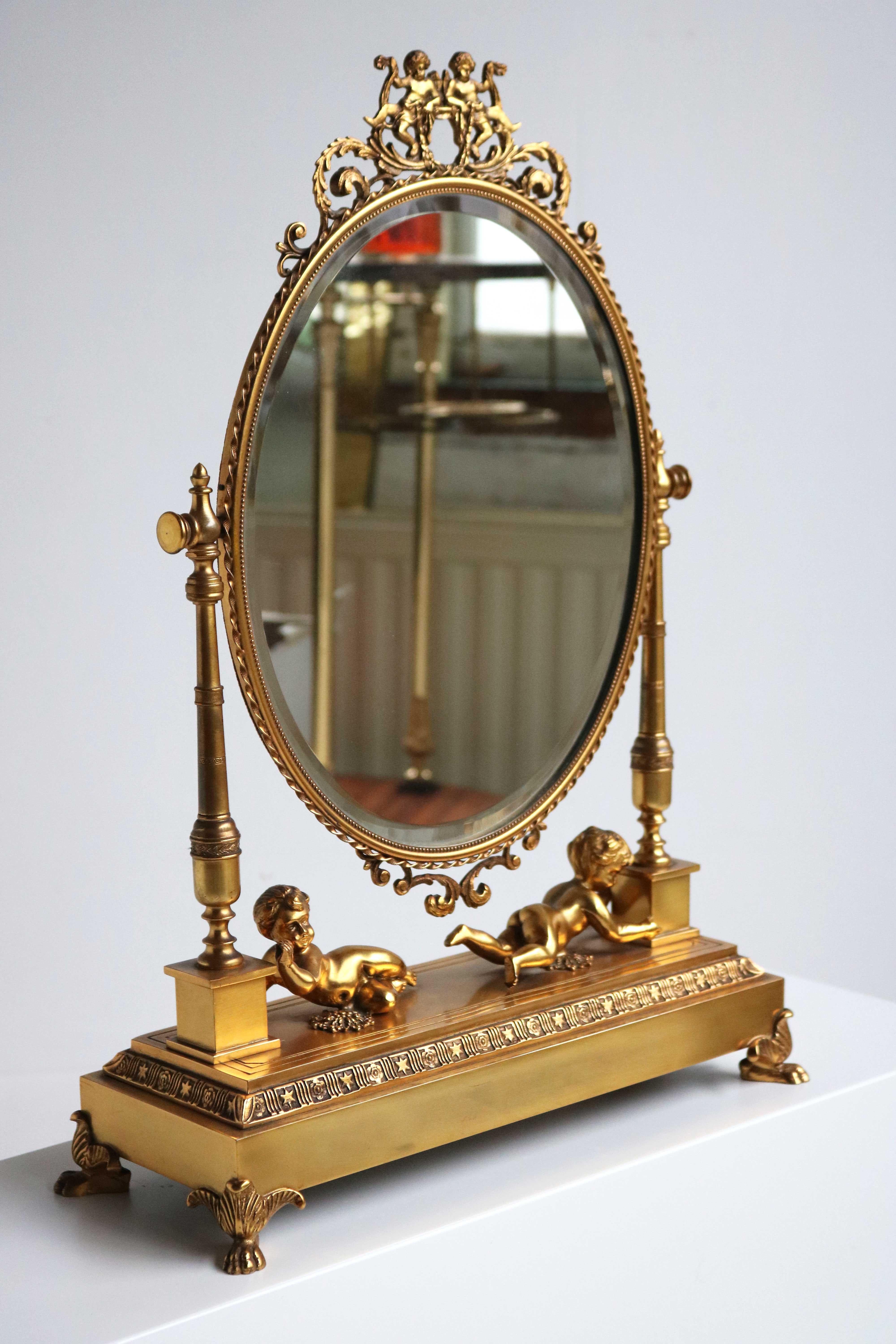Antike vergoldete Bronze Eitelkeit Tisch Spiegel Oval Spiegel und Putten, um 1900 (Messing) im Angebot
