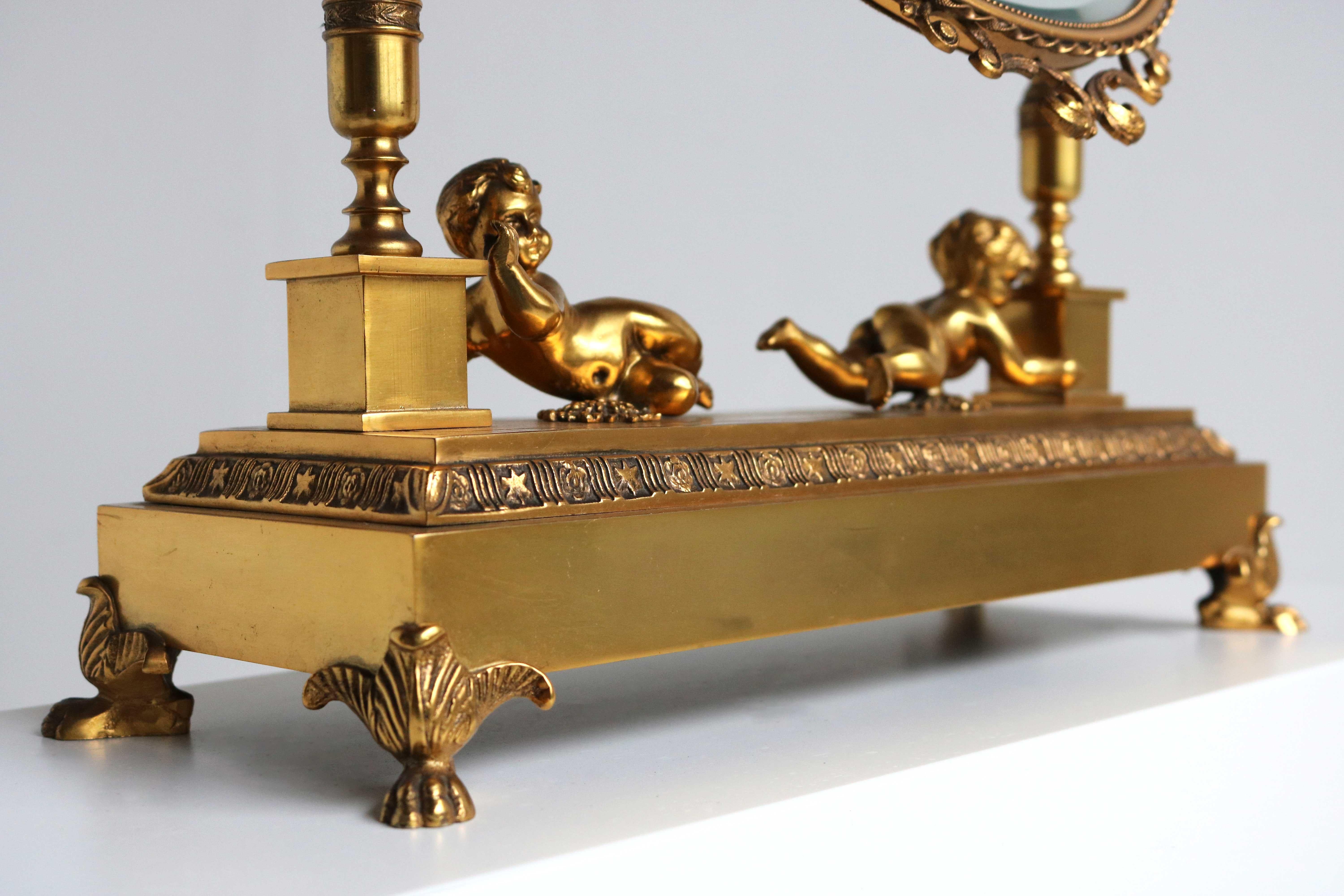 Antike vergoldete Bronze Eitelkeit Tisch Spiegel Oval Spiegel und Putten, um 1900 im Angebot 1