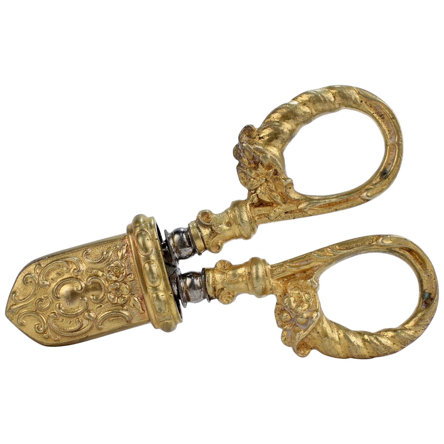 Ancienne paire de ciseaux à champagne ou de cuivre en bronze doré français d'antiquités, en forme de clous