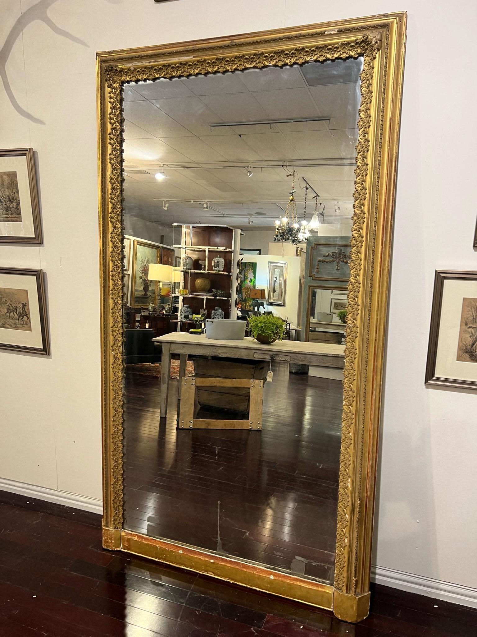 Miroir de sol doré français d'antiquités avec verre d'origine Bon état - En vente à Houston, TX