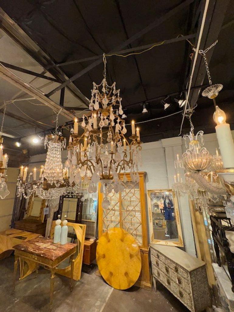 Français Lustre ancien en fer doré et cristal de roche en vente