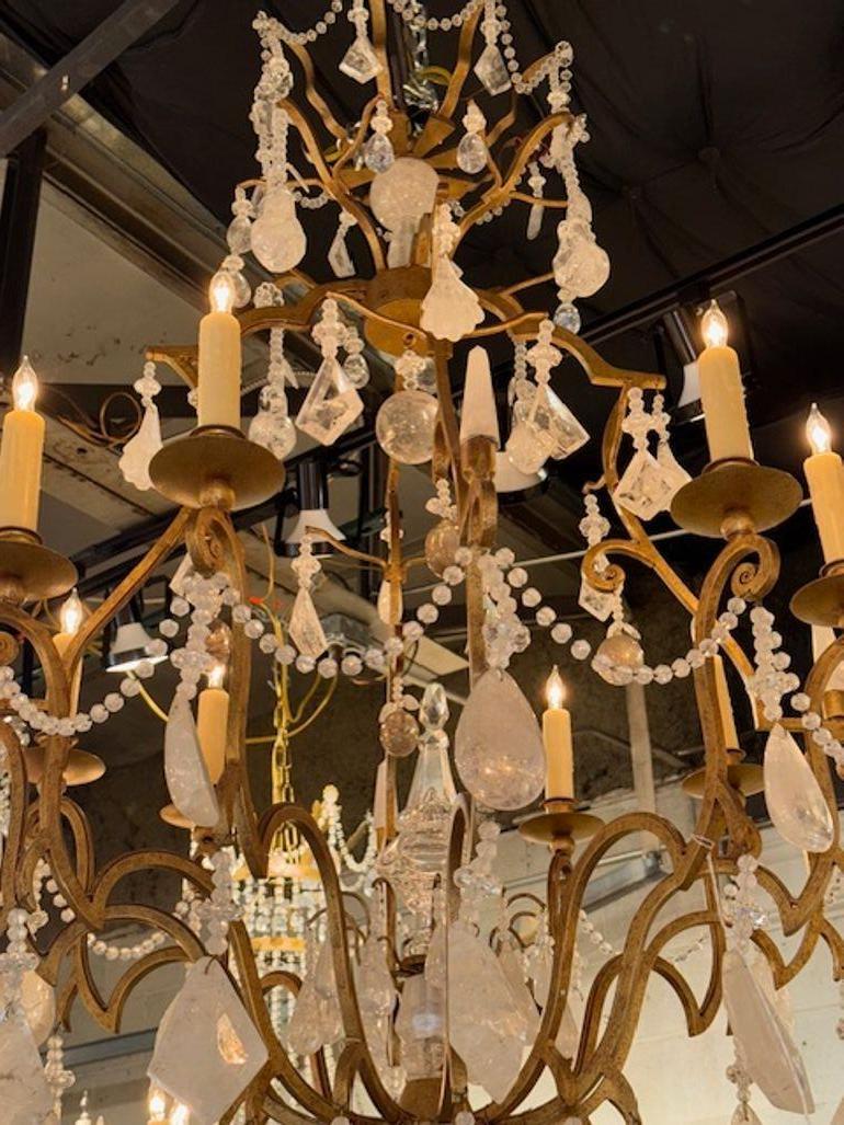 Lustre ancien en fer doré et cristal de roche Bon état - En vente à Dallas, TX