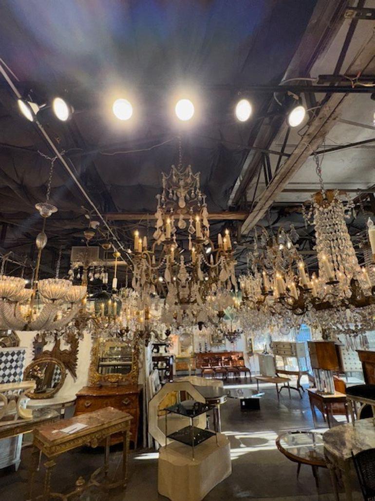 Lustre ancien en fer doré et cristal de roche en vente 1