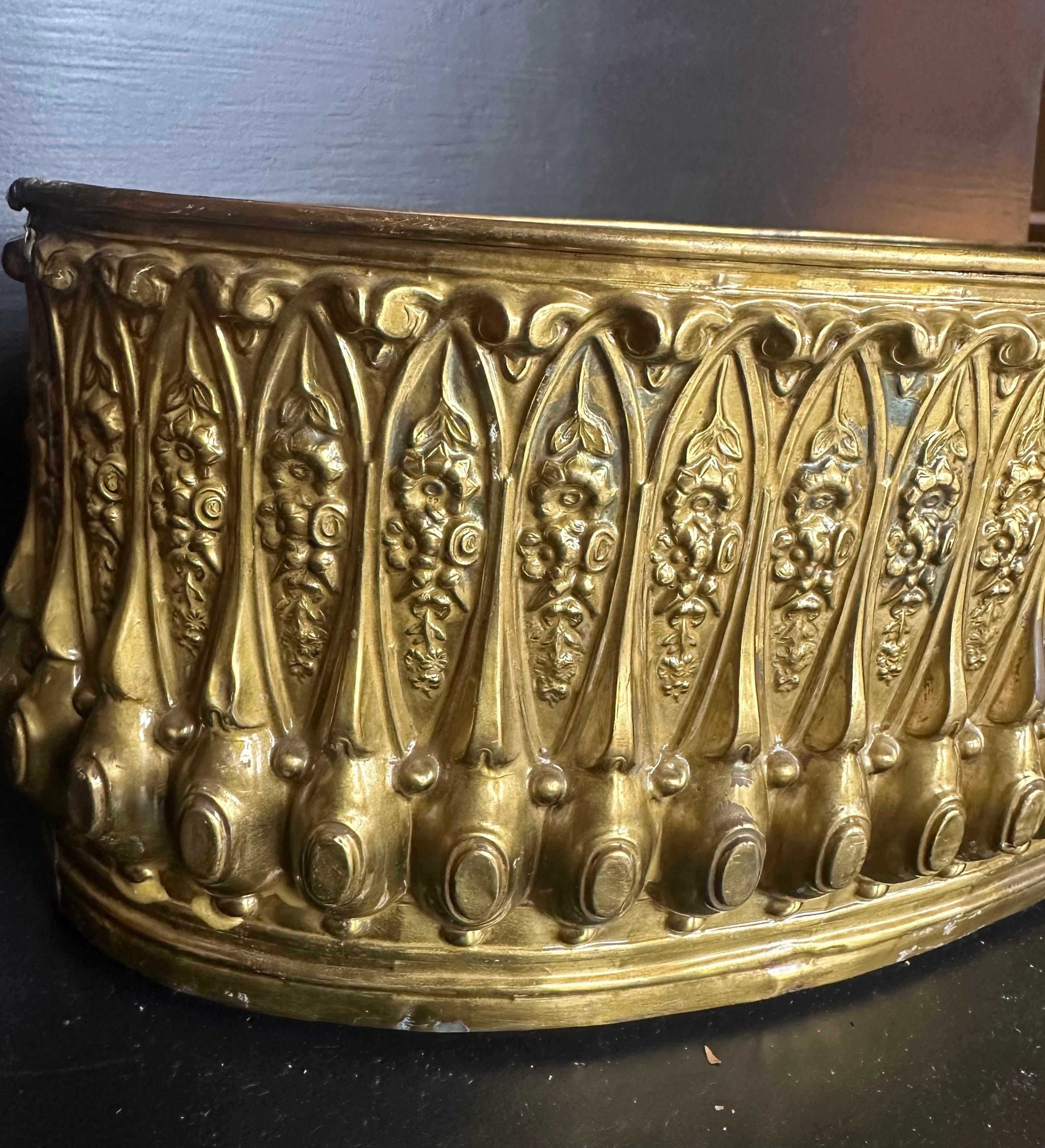 Jardiniere française ancienne avec une finition dorée vieillie. 

Les jardinières françaises anciennes sont de magnifiques jardinières ornées qui datent des XVIIIe et XIXe siècles. Ils sont souvent fabriqués à partir de matériaux tels que le bronze,