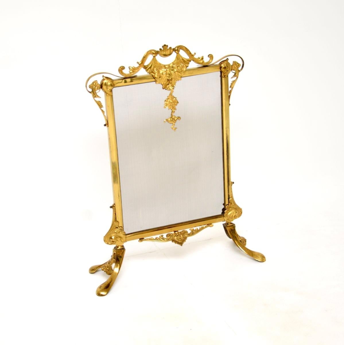 Un bellissimo parafuoco francese in metallo dorato, risalente al periodo 1900-1920.

È di qualità estremamente pregiata, con splendidi dettagli in ogni parte. La struttura in metallo dorato sostiene una rete metallica, che si presenta in modo