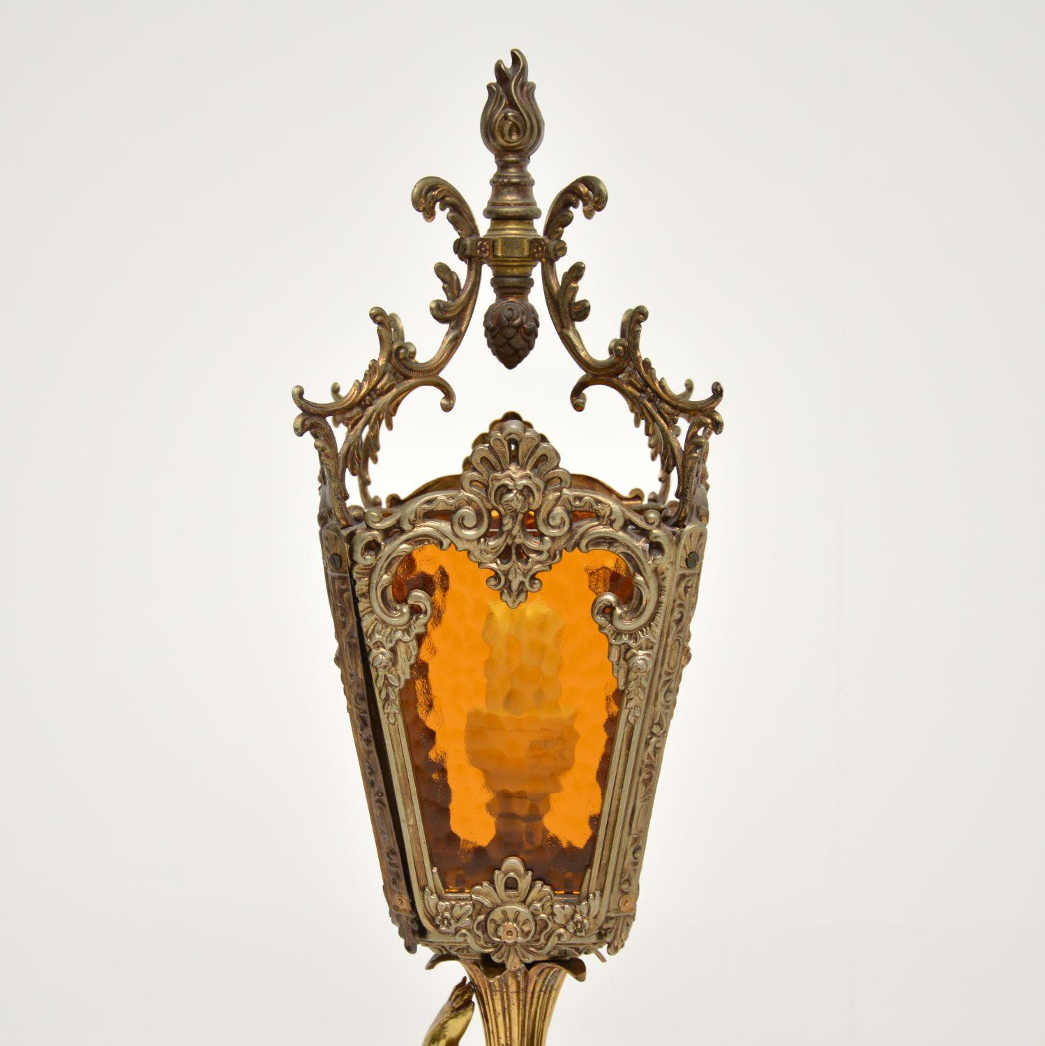 Lampe chérubin française d'antiquités en métal doré et verre en vente 3
