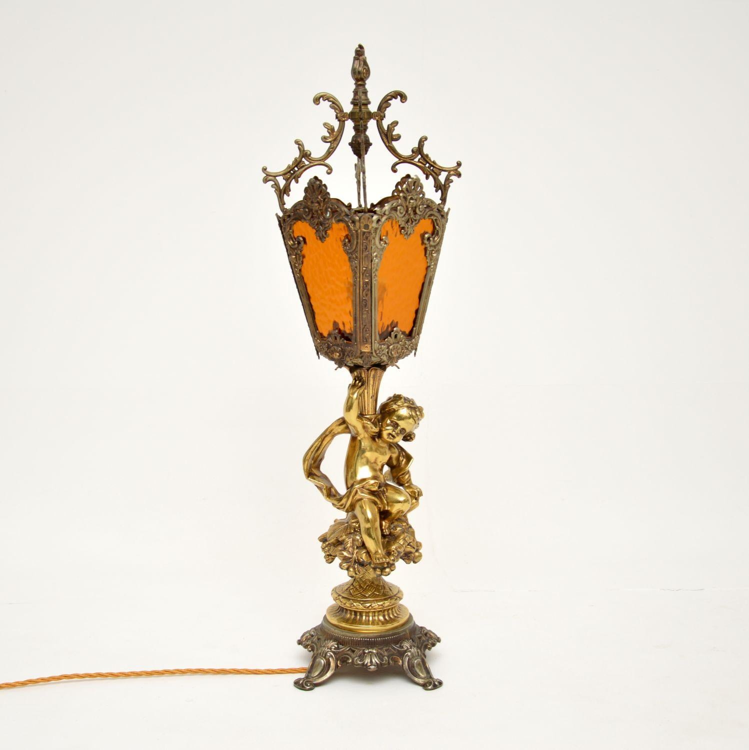Eine große und atemberaubende antike Tischlampe aus vergoldetem Metall und Messing, mit originalen strukturierten Glasschirmen. Wir glauben, dass sie französisch ist und aus der Zeit um 1930-50 stammt.

Es ist von absolut wunderbarer Qualität, mit