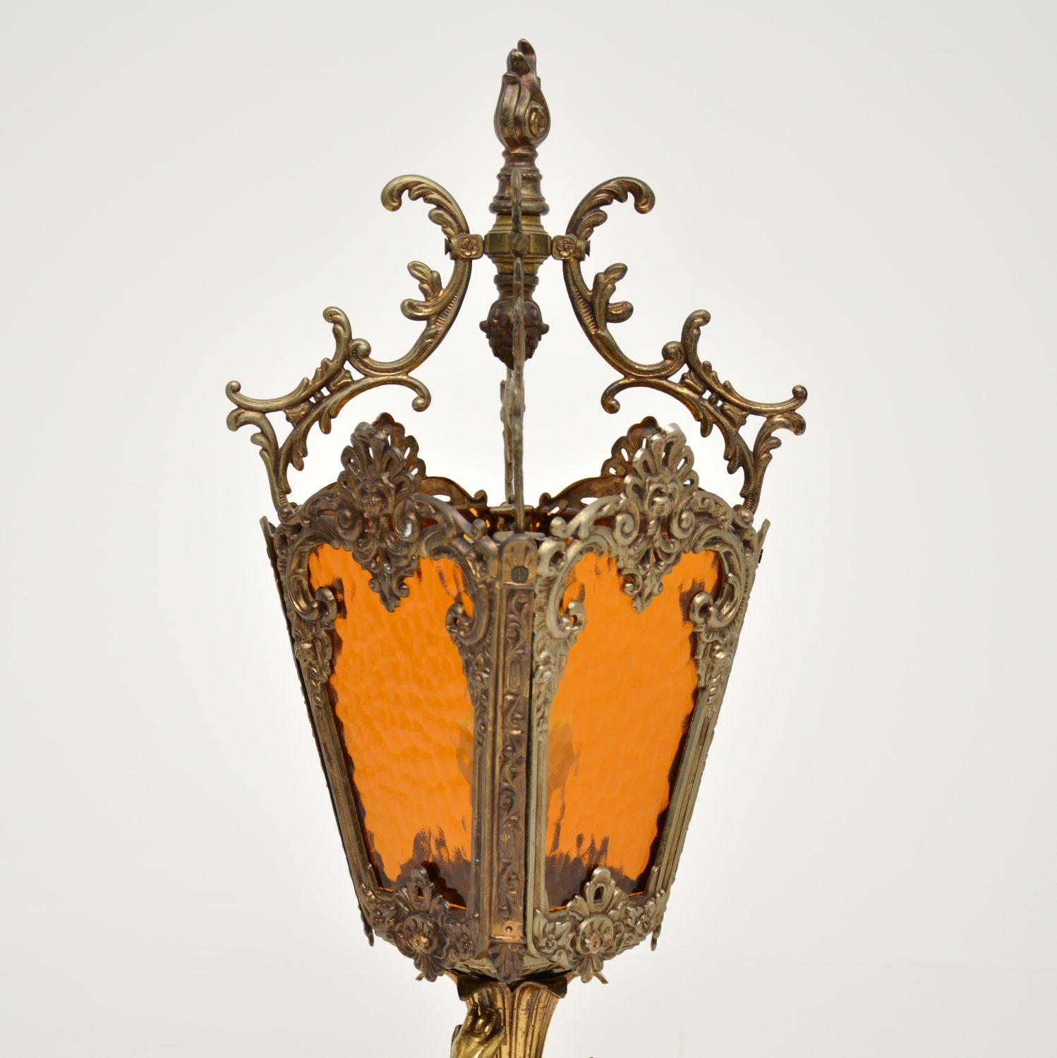Antike französische Cherub-Lampe aus vergoldetem Metall und Glas (Französisch) im Angebot