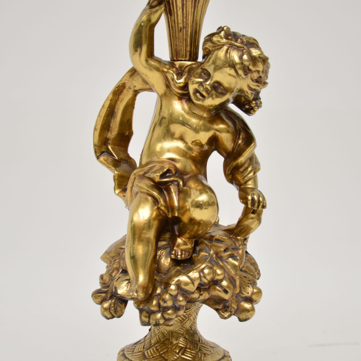 Antike französische Cherub-Lampe aus vergoldetem Metall und Glas im Angebot 1