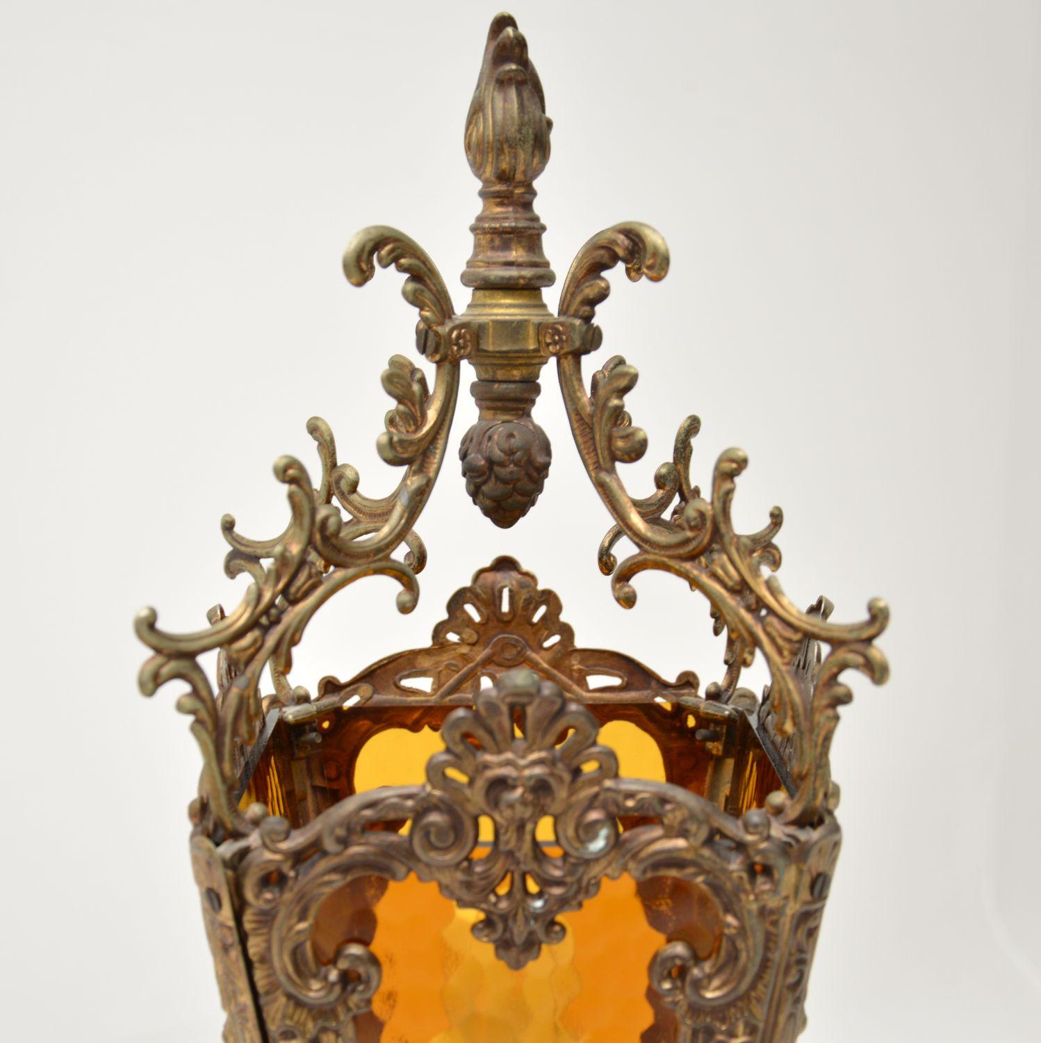 Antike französische Cherub-Lampe aus vergoldetem Metall und Glas im Angebot 3