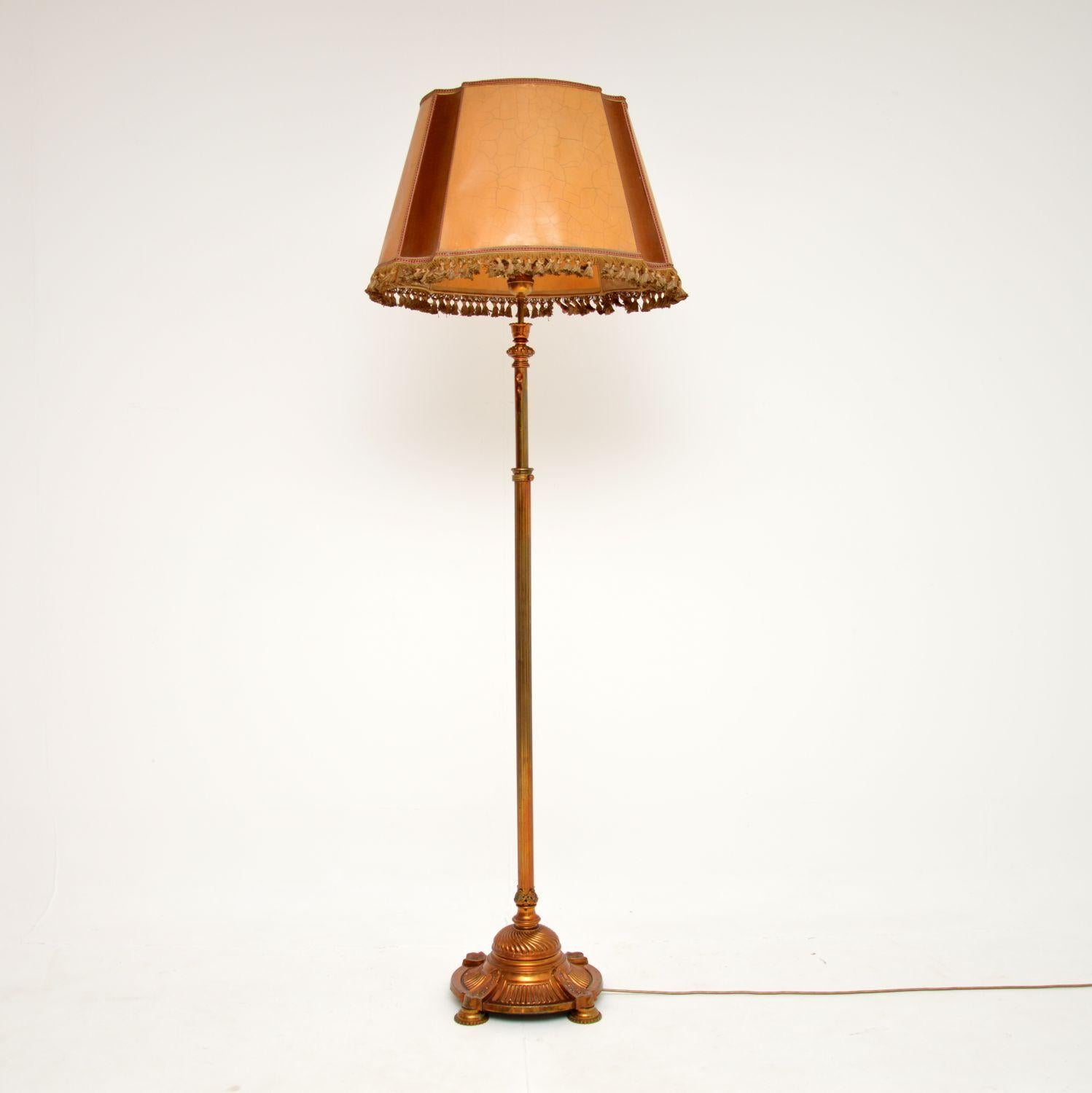 A stunning original antique French lamp, beautifully made from gilt brass. This was made in France around the 1910-1920 period.

It is of extremely fine quality, the frame is very heavy and has a working rise and fall mechanism to adjust the height
