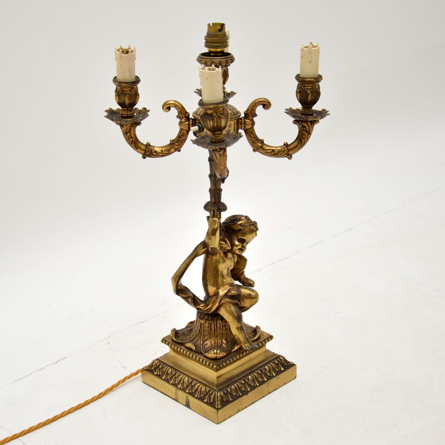 Français Lampe de table française ancienne en métal doré en vente