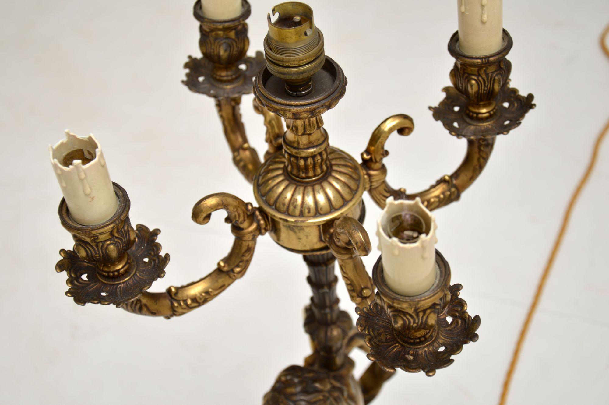 Lampe de table française ancienne en métal doré Bon état - En vente à London, GB