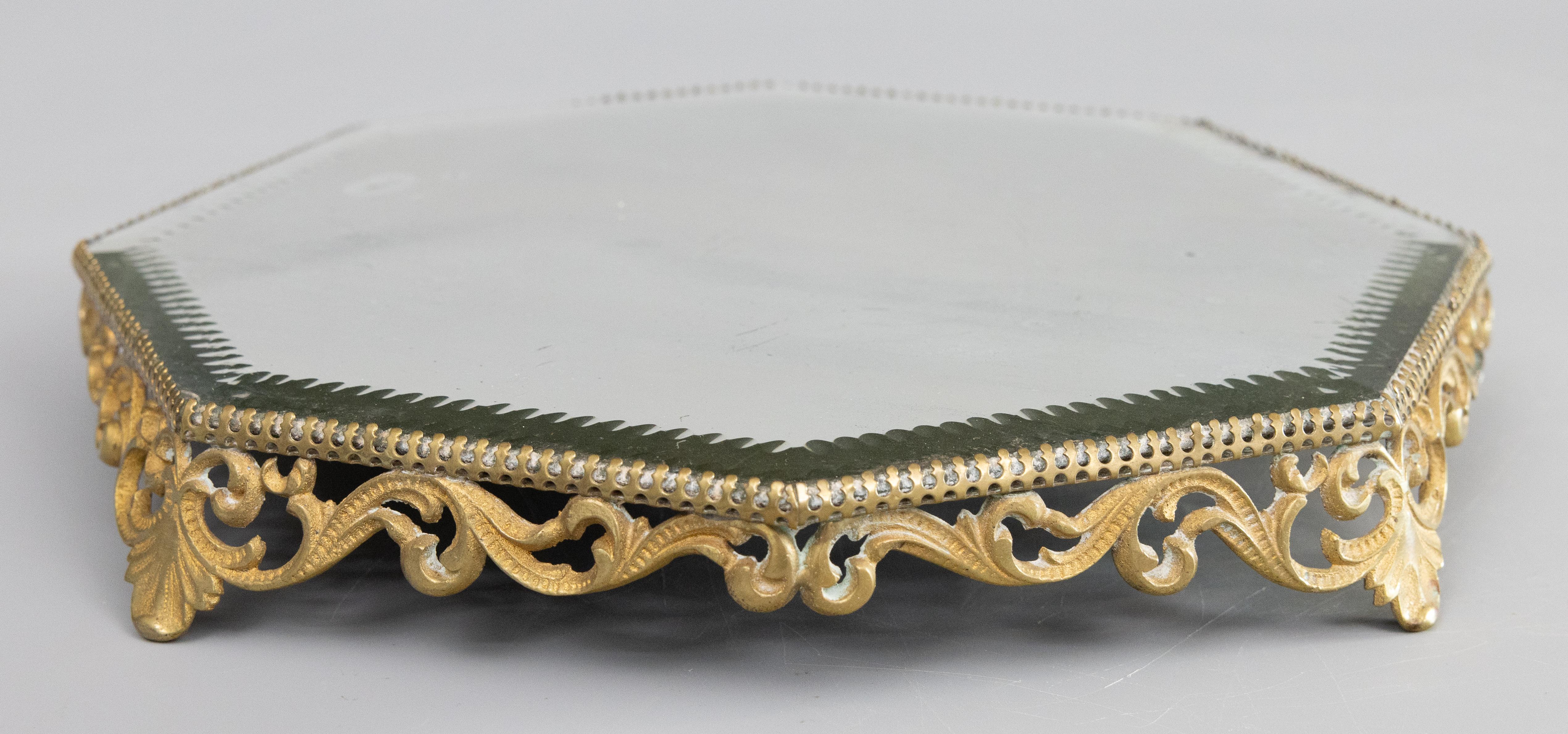 Bandeja de meseta con espejo octogonal de ormolina dorada francesa antigua, circa 1920 Espejo en venta