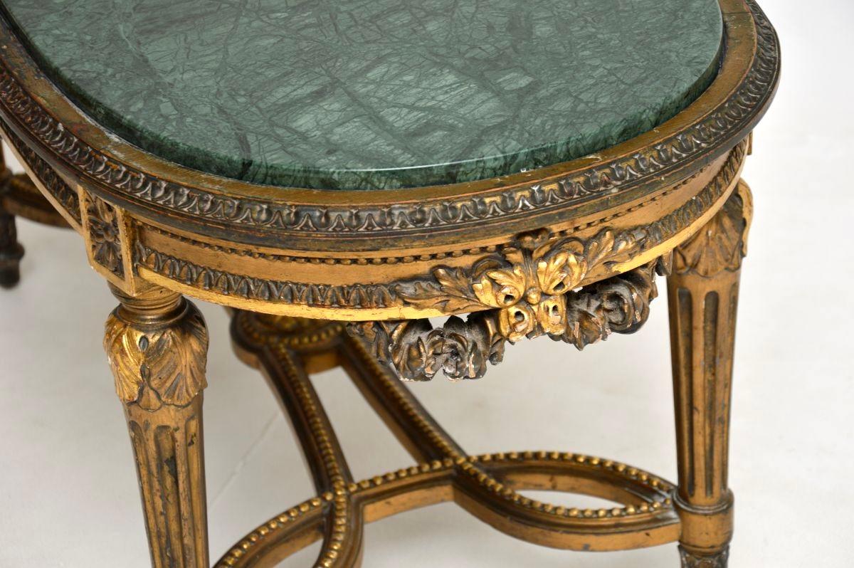 Table basse ancienne en bois doré avec plateau en marbre en vente 3