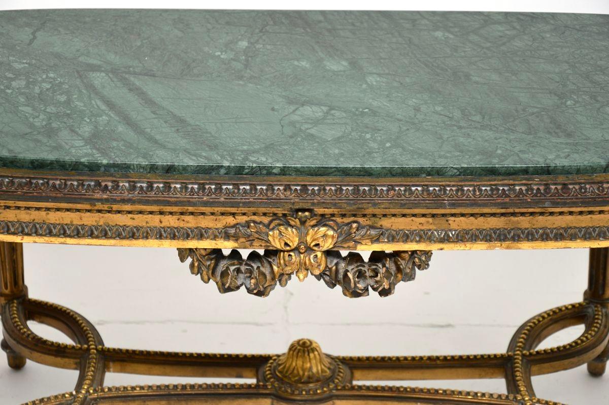 Table basse ancienne en bois doré avec plateau en marbre en vente 4