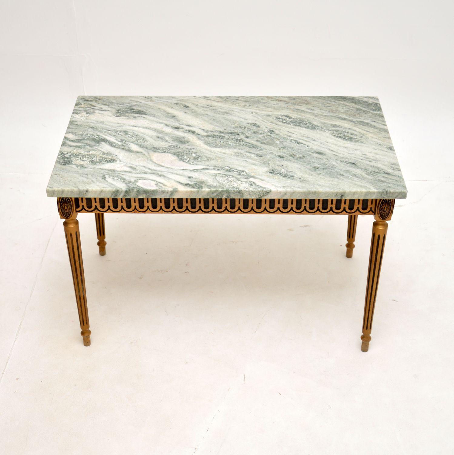 Magnifique petite table basse ancienne en bois doré avec plateau en marbre. Fabriqué en France, il date des années 1950.

Il est très bien fait, avec un cadre solide en bois doré et un magnifique plateau en marbre qui se soulève et se replace sur la