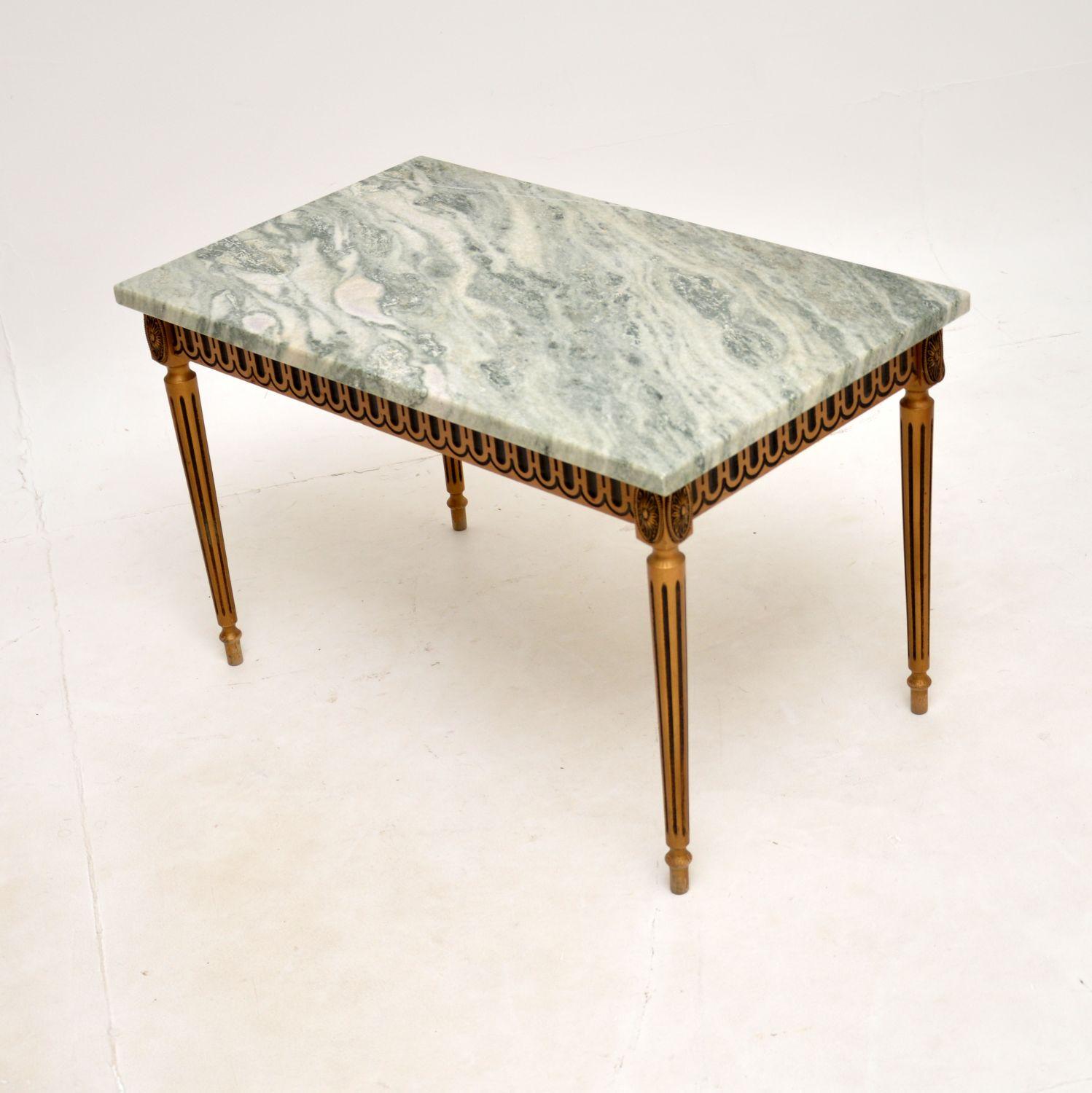 Louis XV Table basse ancienne en bois doré avec plateau en marbre en vente