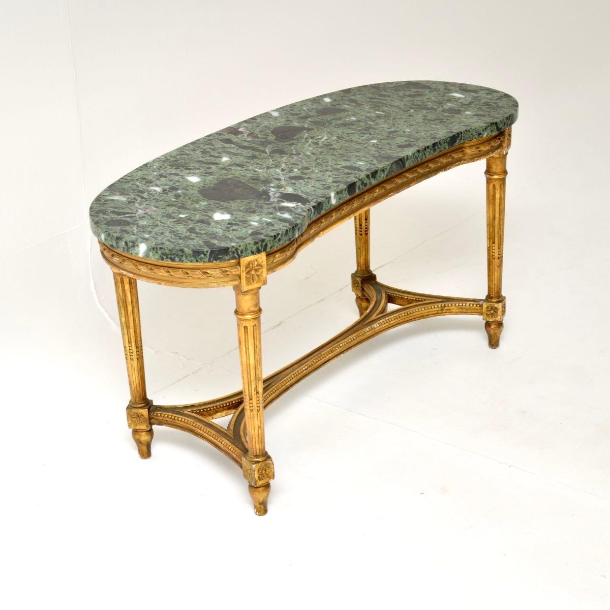 Luigi XIV Antique French Wood dorato Tavolo da caffè con piano in marmo in vendita