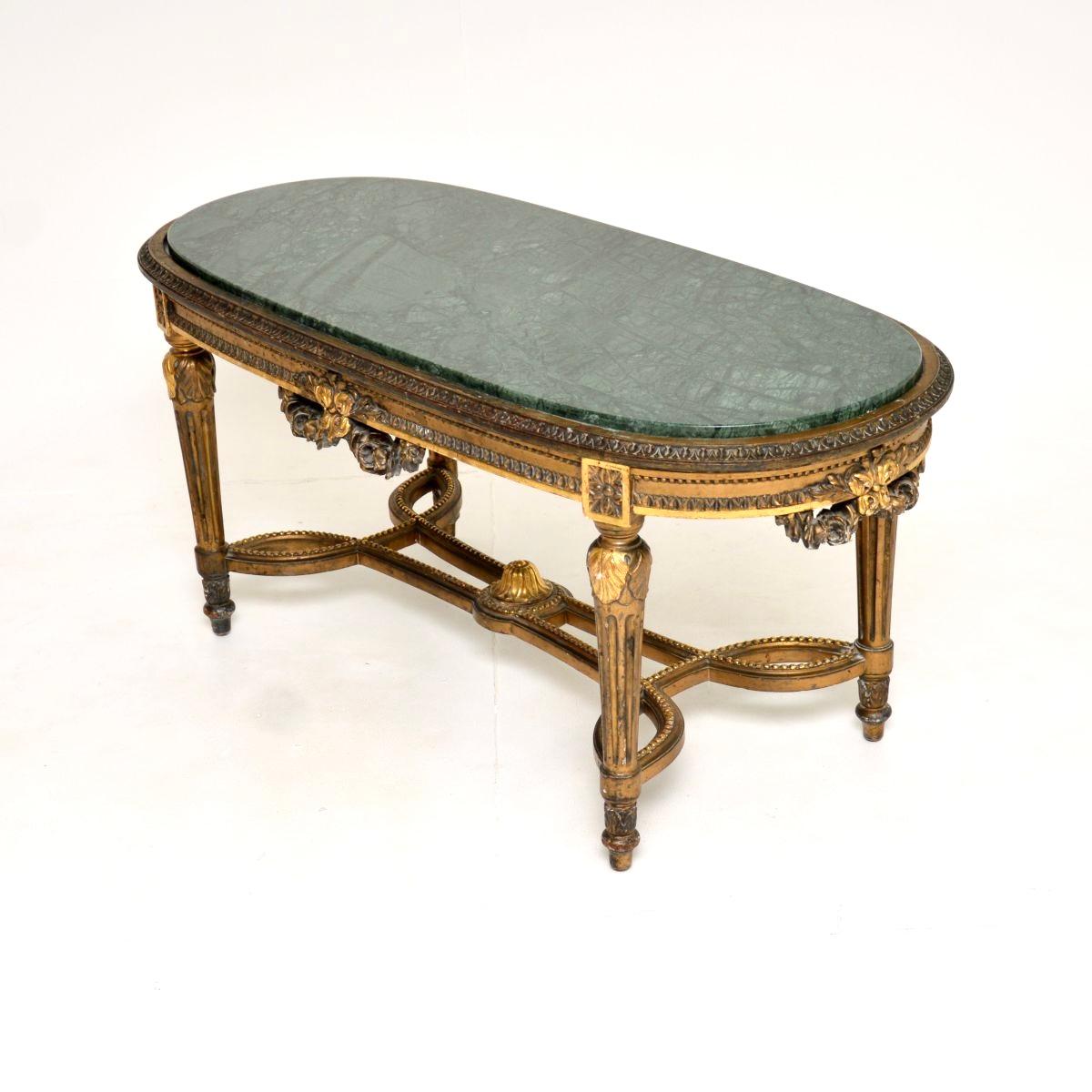 Louis XVI Table basse ancienne en bois doré avec plateau en marbre en vente