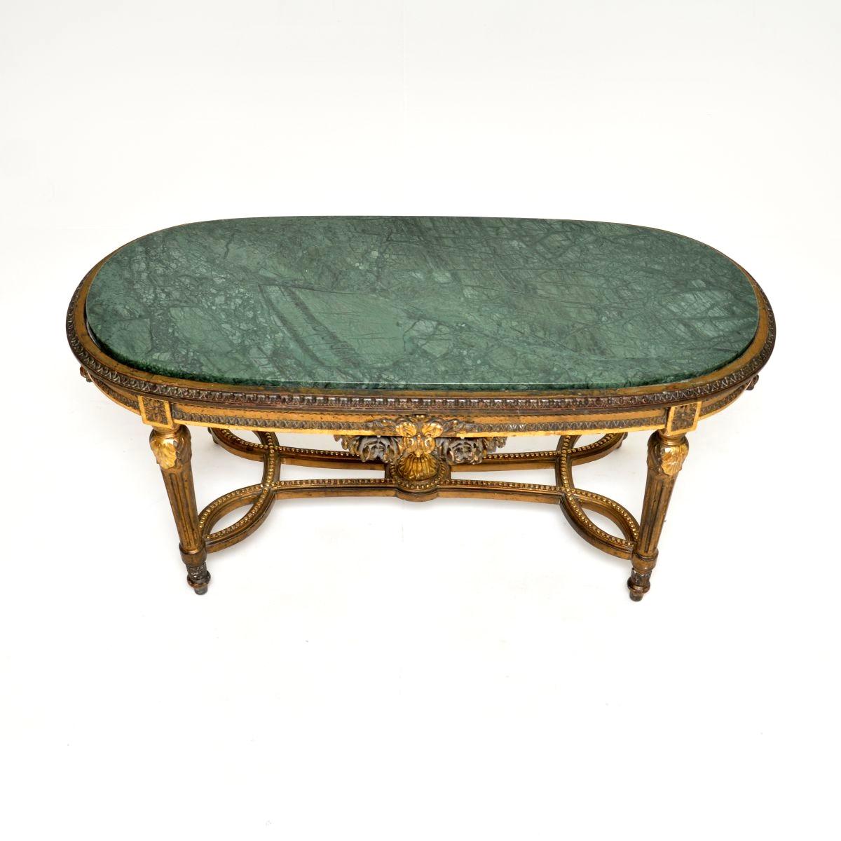 Français Table basse ancienne en bois doré avec plateau en marbre en vente