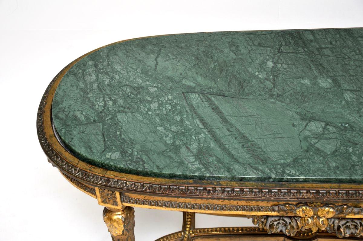 Table basse ancienne en bois doré avec plateau en marbre Bon état - En vente à London, GB