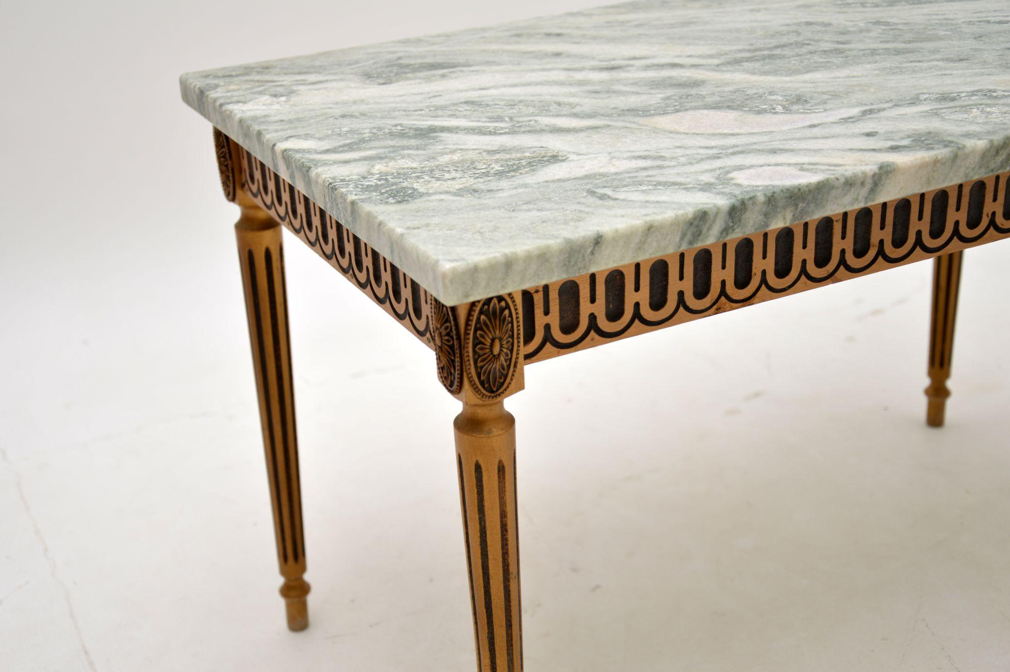 Milieu du XXe siècle Table basse ancienne en bois doré avec plateau en marbre en vente