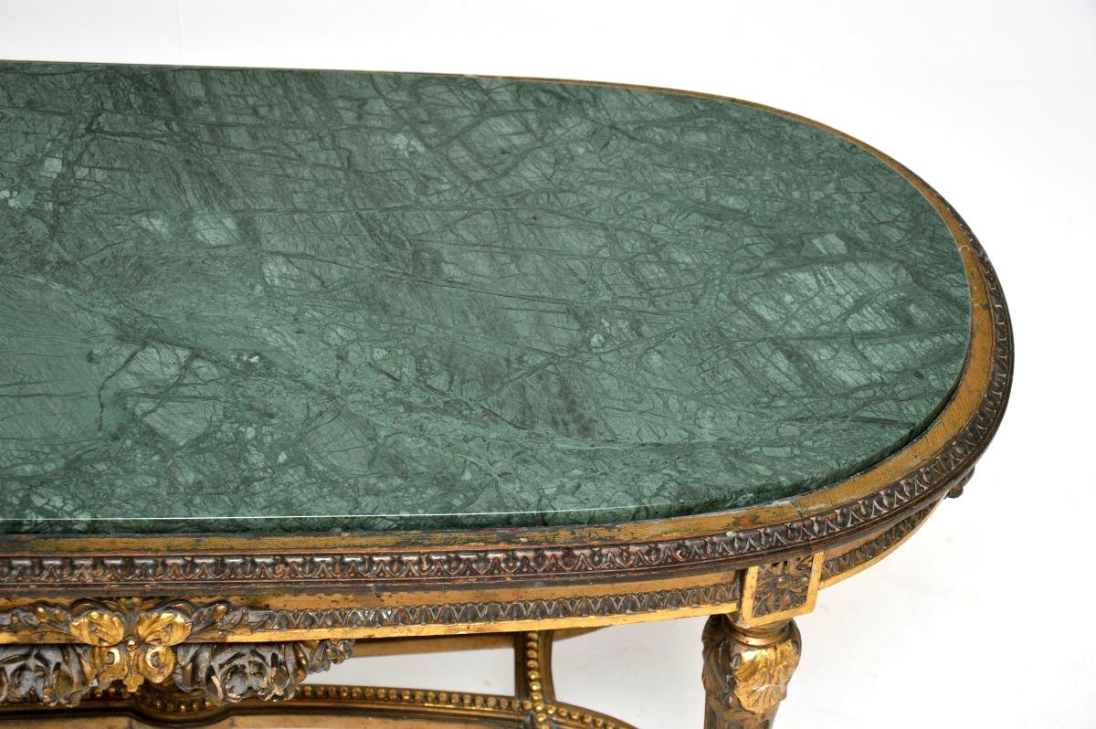 Milieu du XXe siècle Table basse ancienne en bois doré avec plateau en marbre en vente