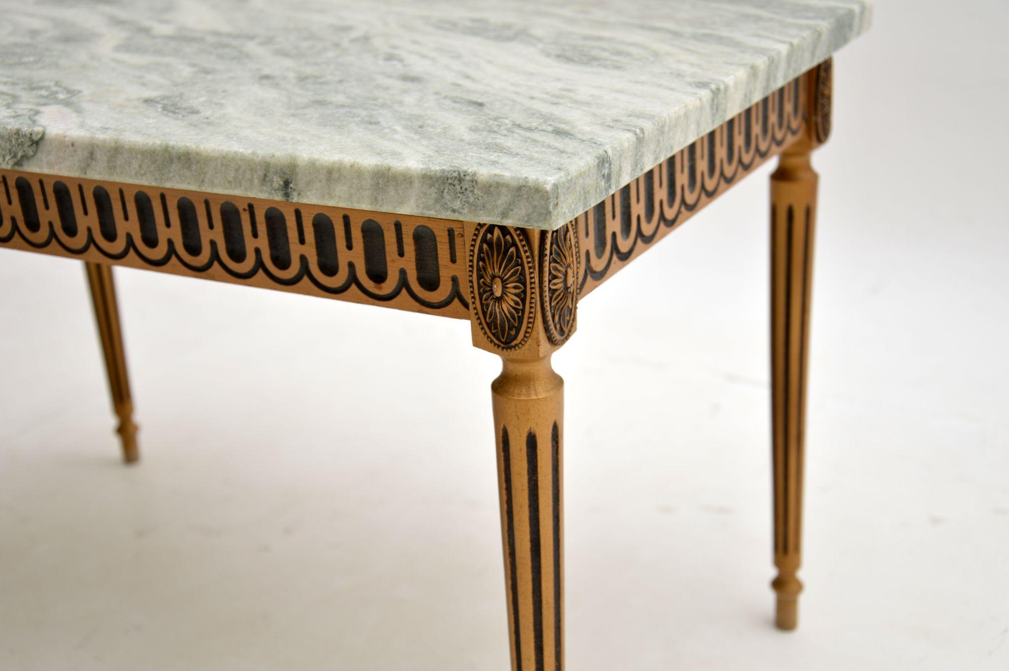 Marbre Table basse ancienne en bois doré avec plateau en marbre en vente