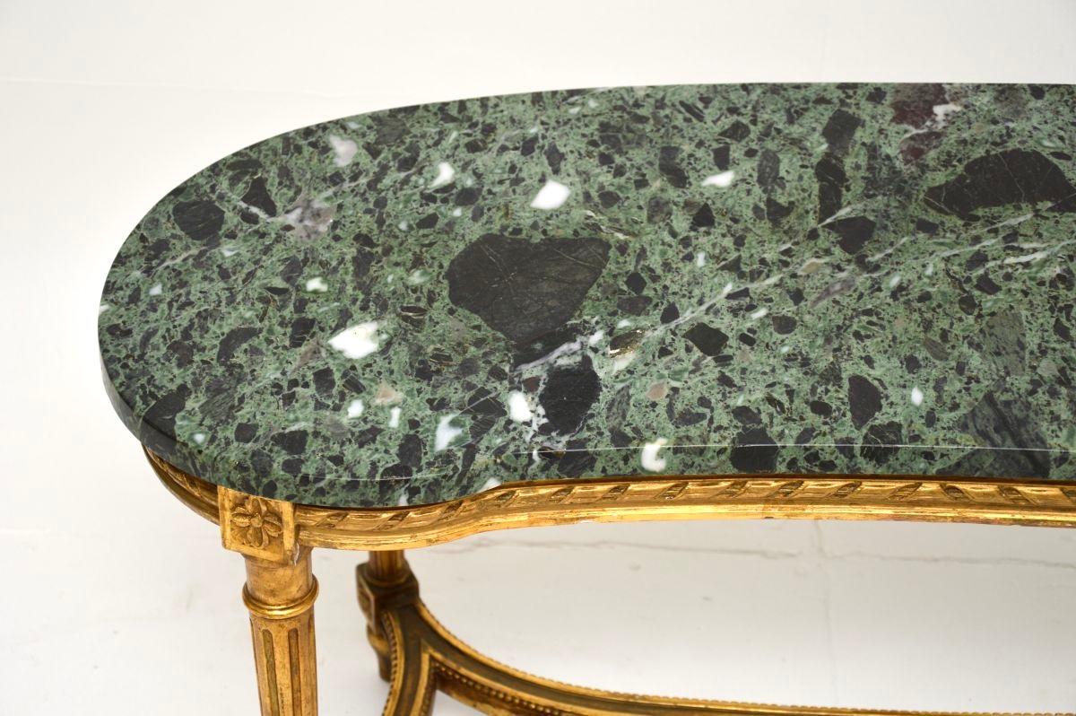 Marmo Antique French Wood dorato Tavolo da caffè con piano in marmo in vendita