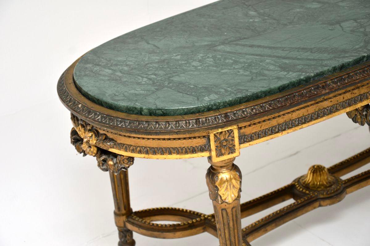 Marbre Table basse ancienne en bois doré avec plateau en marbre en vente