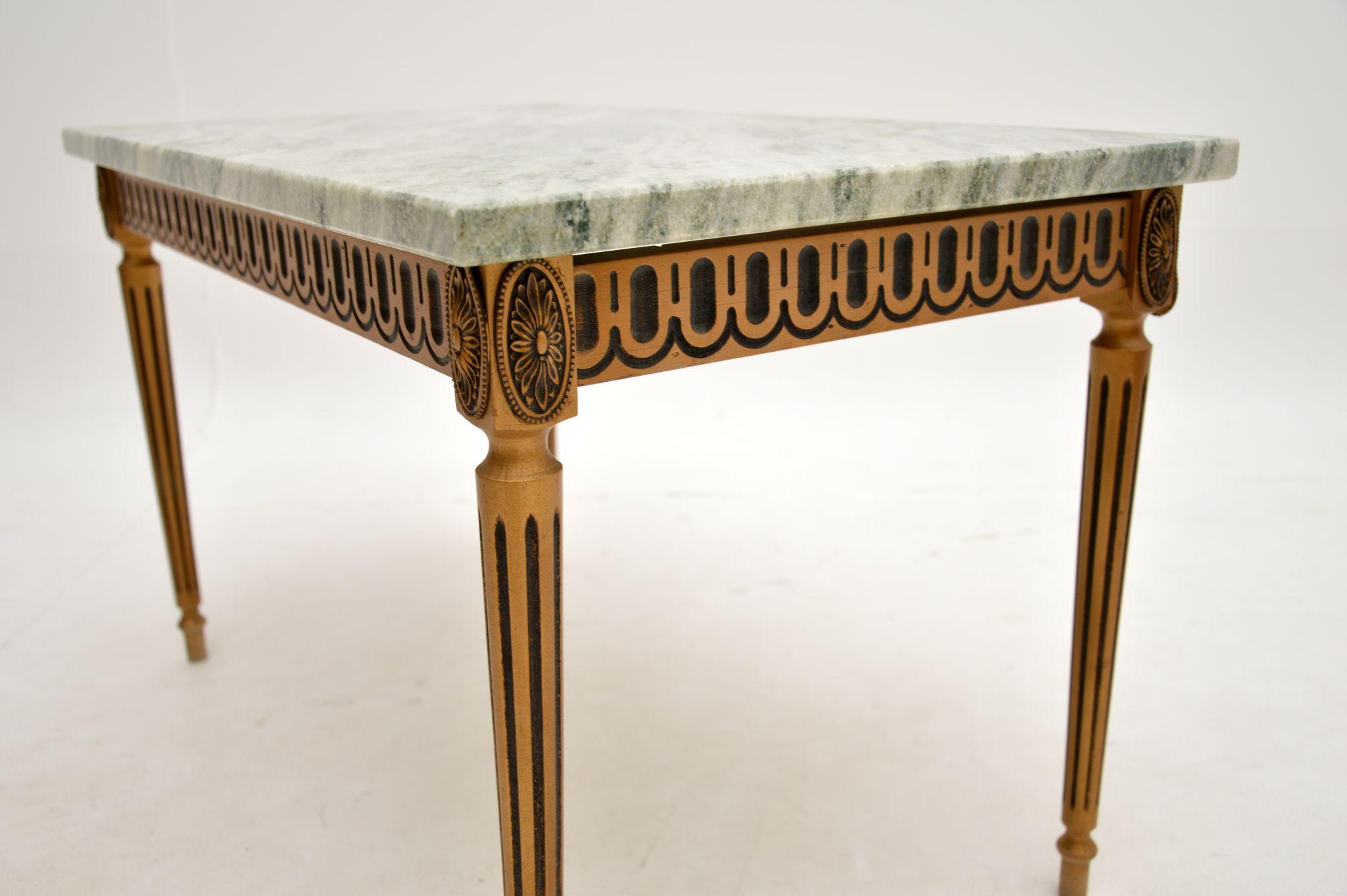 Table basse ancienne en bois doré avec plateau en marbre en vente 1