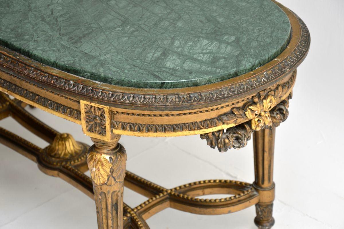 Table basse ancienne en bois doré avec plateau en marbre en vente 1