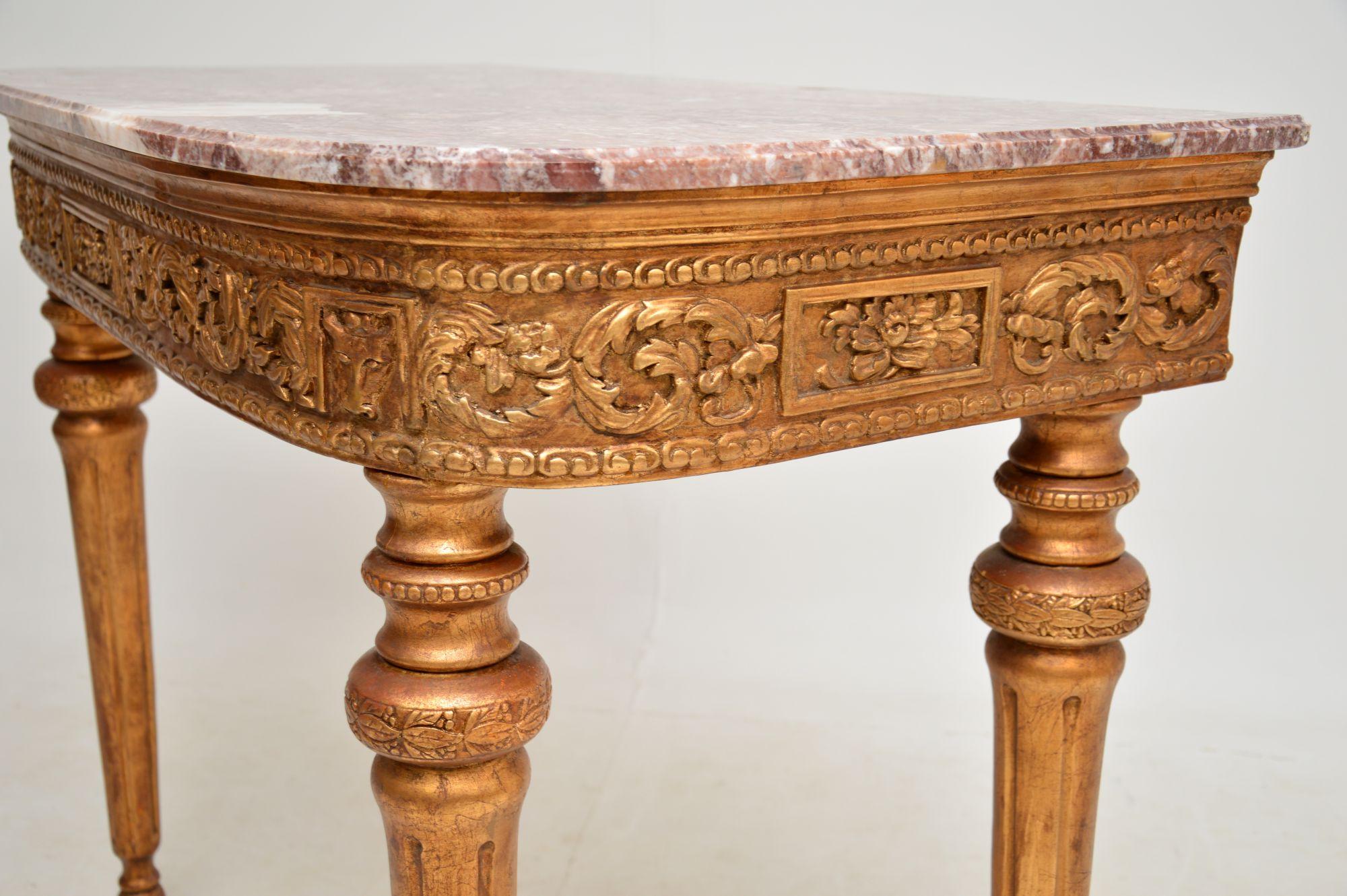 Ancienne table console française en bois doré avec plateau en marbre en vente 3