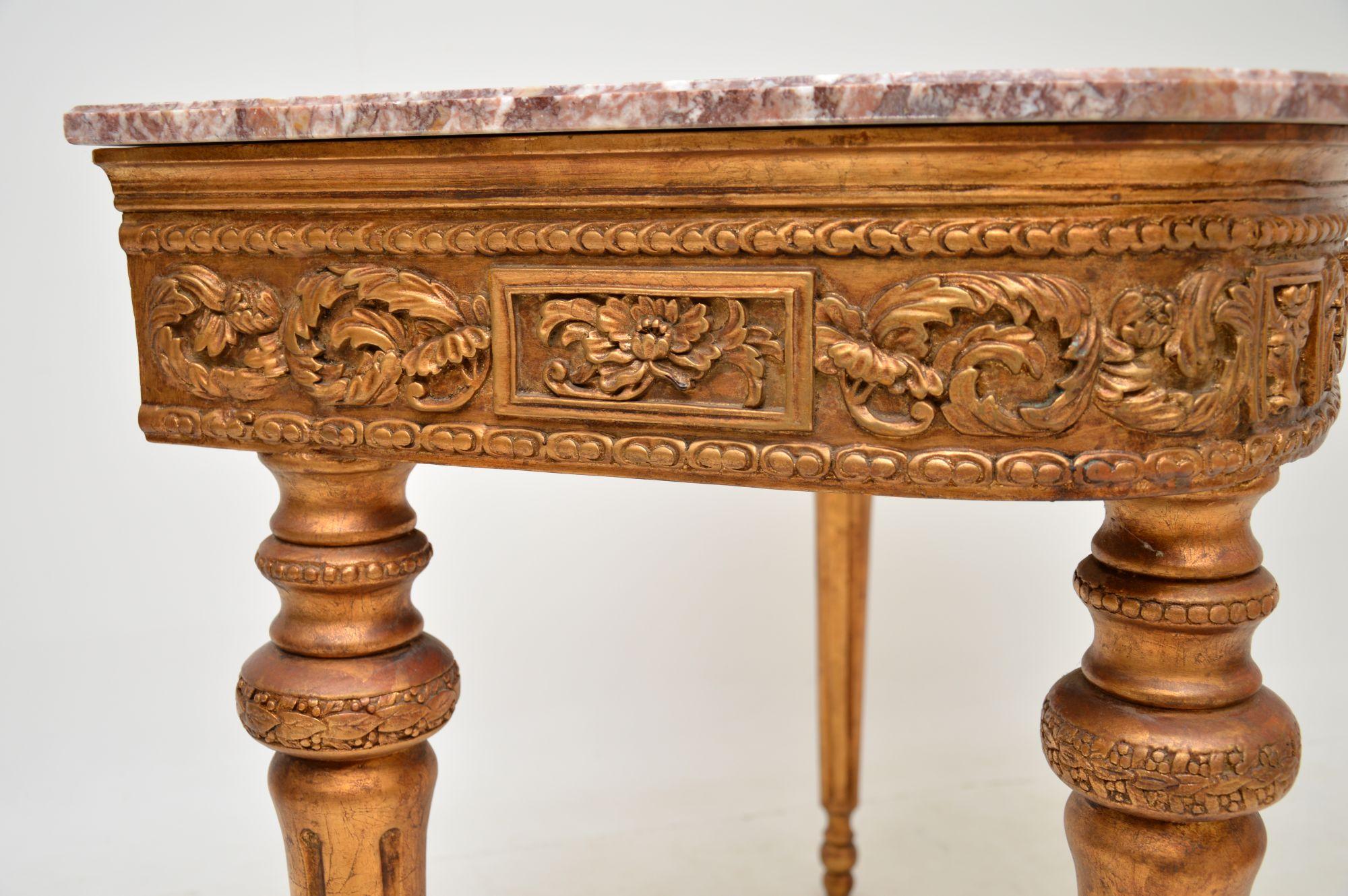 Ancienne table console française en bois doré avec plateau en marbre en vente 4